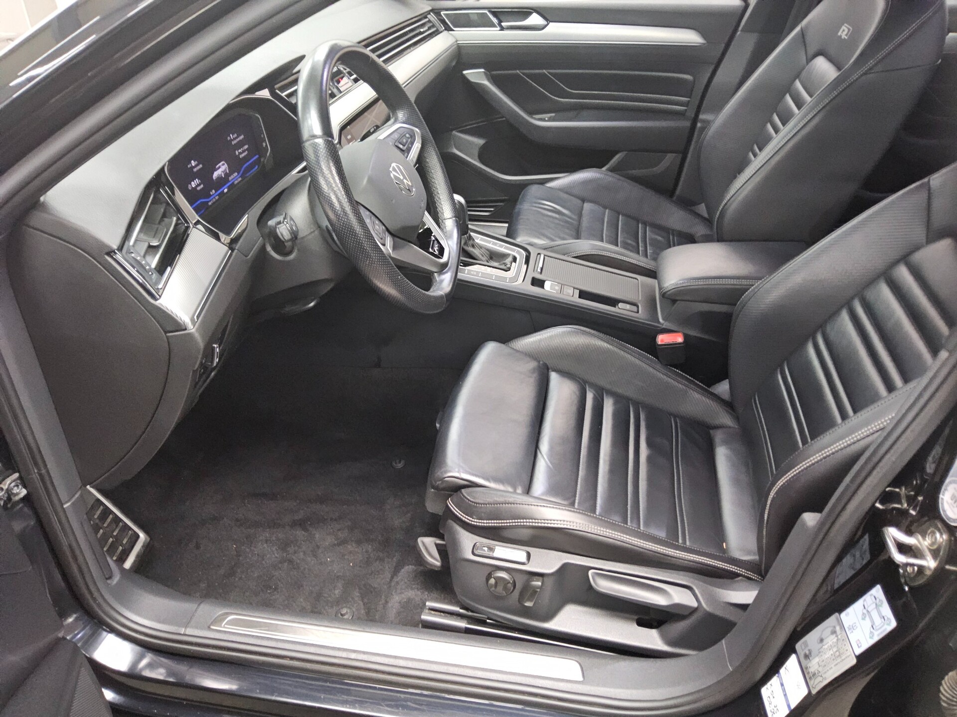 Volkswagen Passat Var. 2.0 TDI R-Line Leder Navi DC Matrix 9