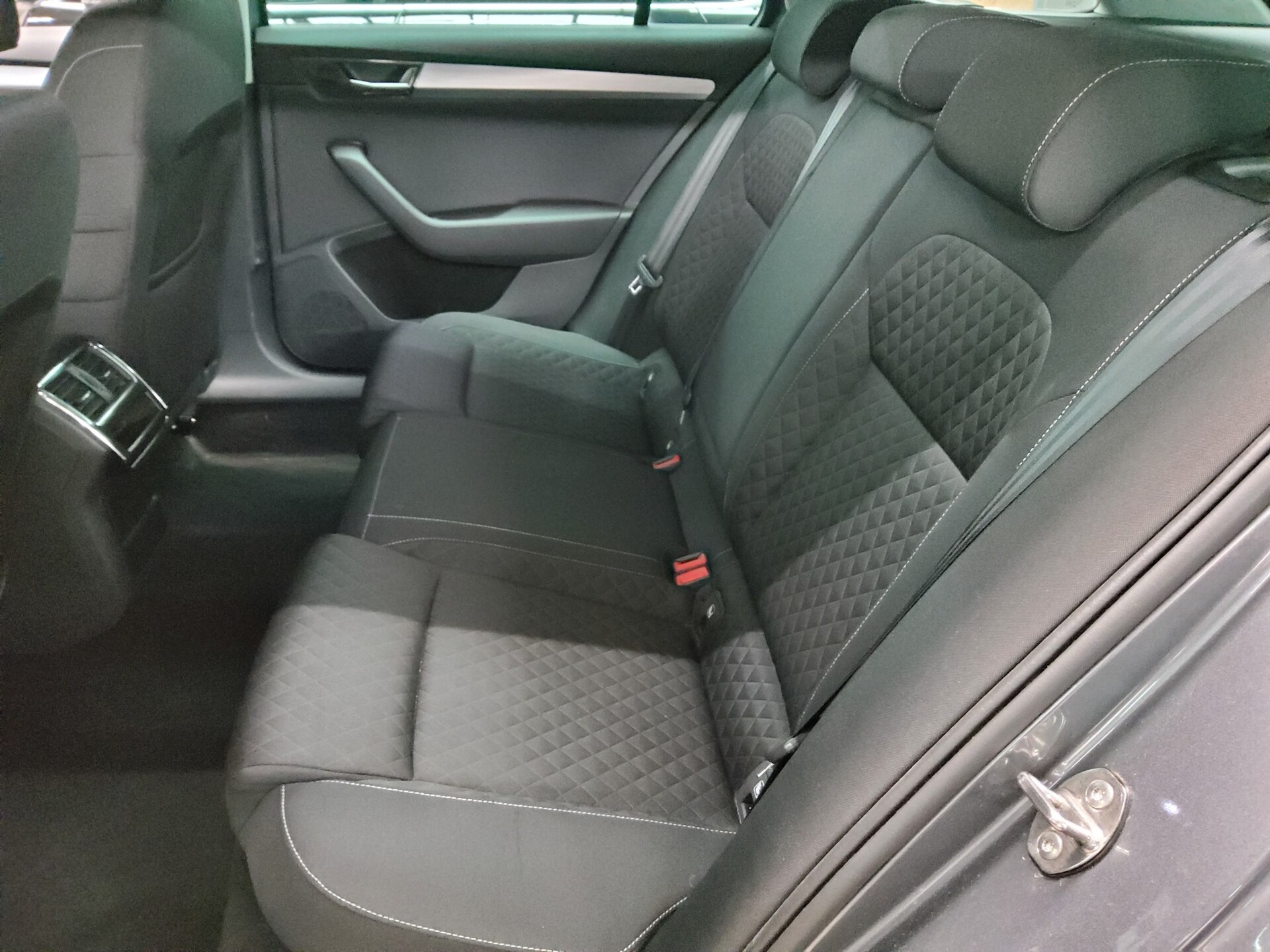 Skoda Superb Kombi 2.0 TDI Ambition Navi LED vc ACC 13