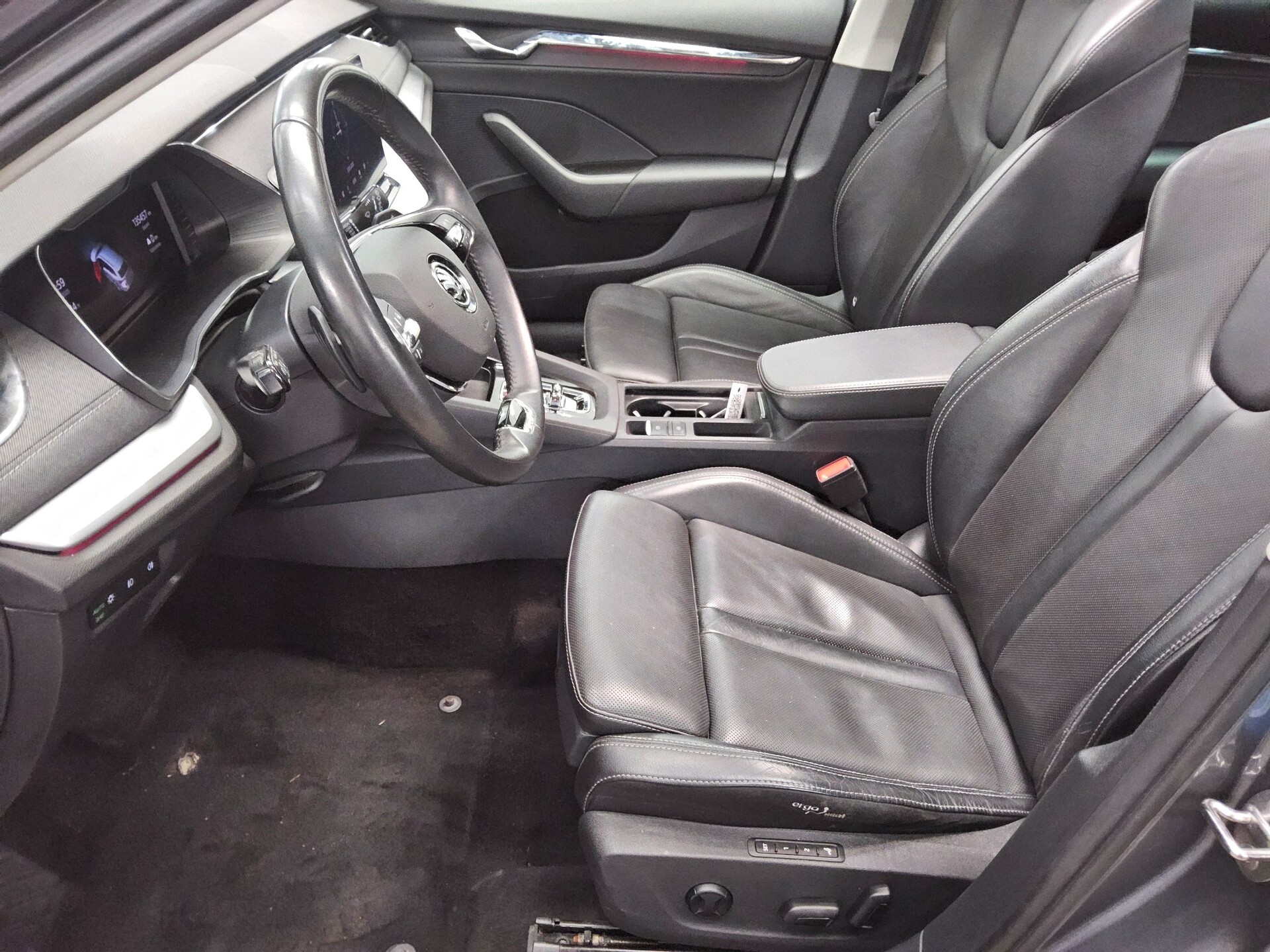 Skoda Octavia Kombi 2.0 TDI Style Leder Navi AHK Pano 9