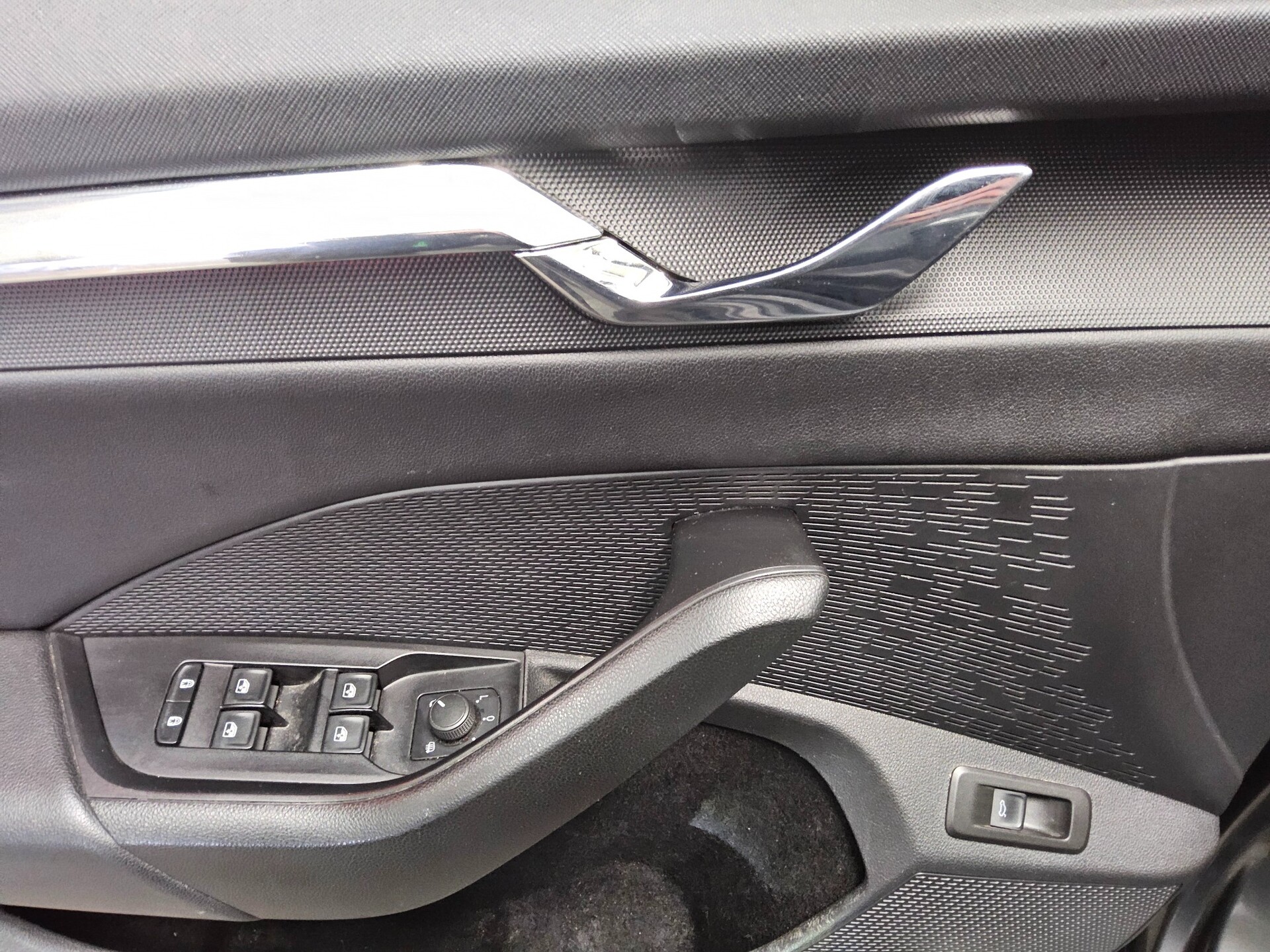 Skoda Octavia Kombi 2.0 TDI Style Leder Navi AHK Pano 10