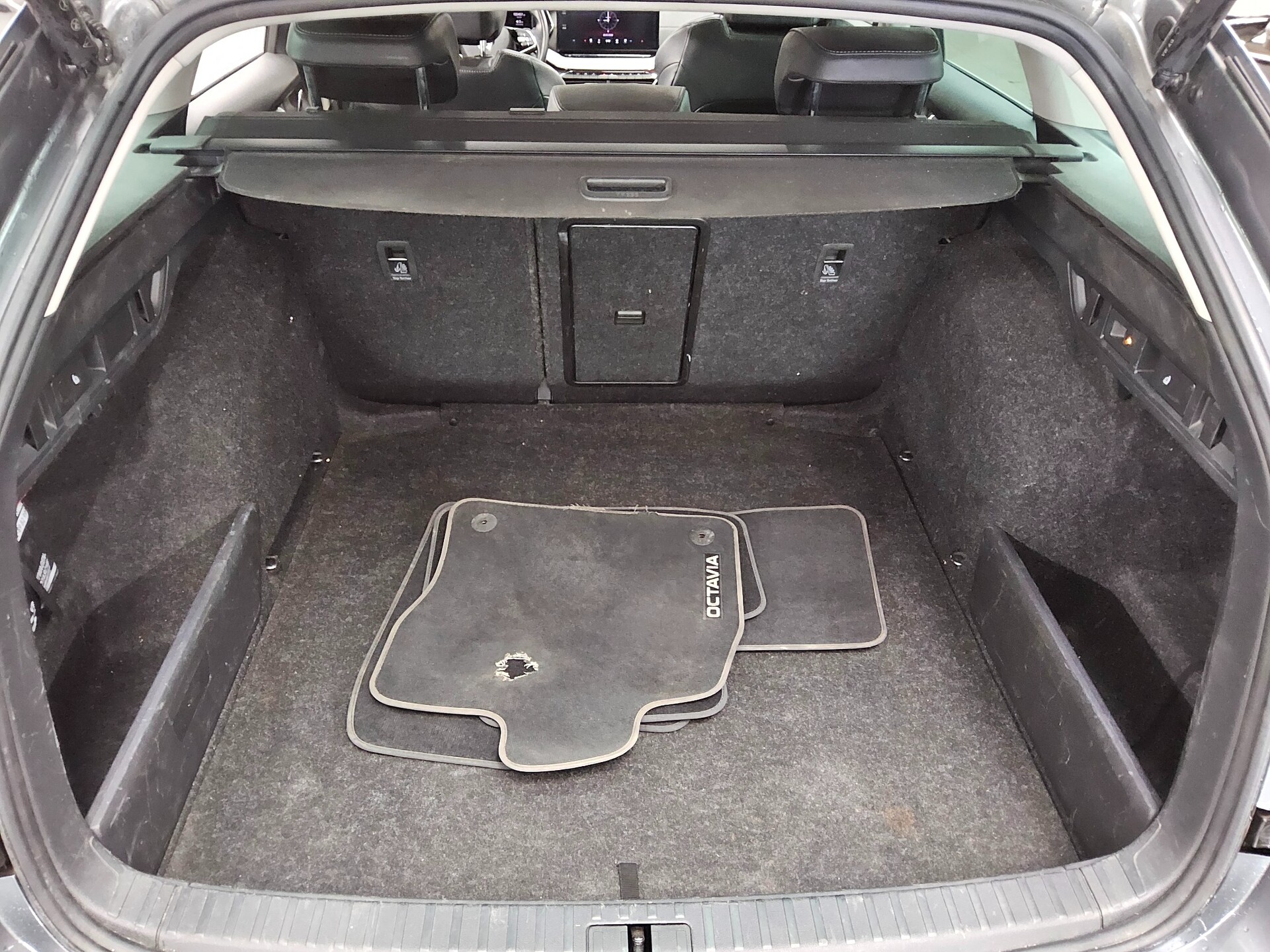 Skoda Octavia Kombi 2.0 TDI Style Leder Navi AHK Pano 13