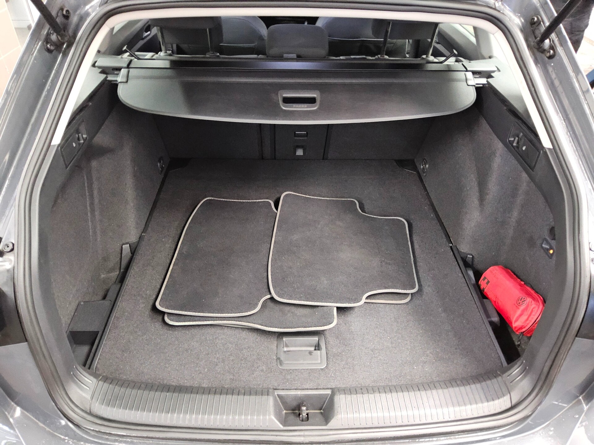 Volkswagen Golf-8 Var. 2.0 TDI Life Navi LED DC ACC PDC SHZ 12