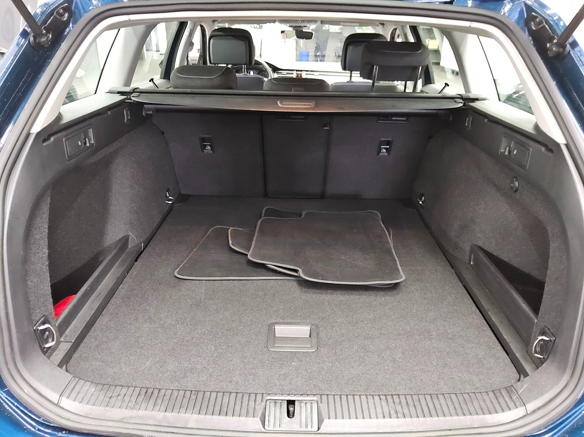 Volkswagen Passat Var. 2.0 TDI Business Navi LED H-K RfK 11