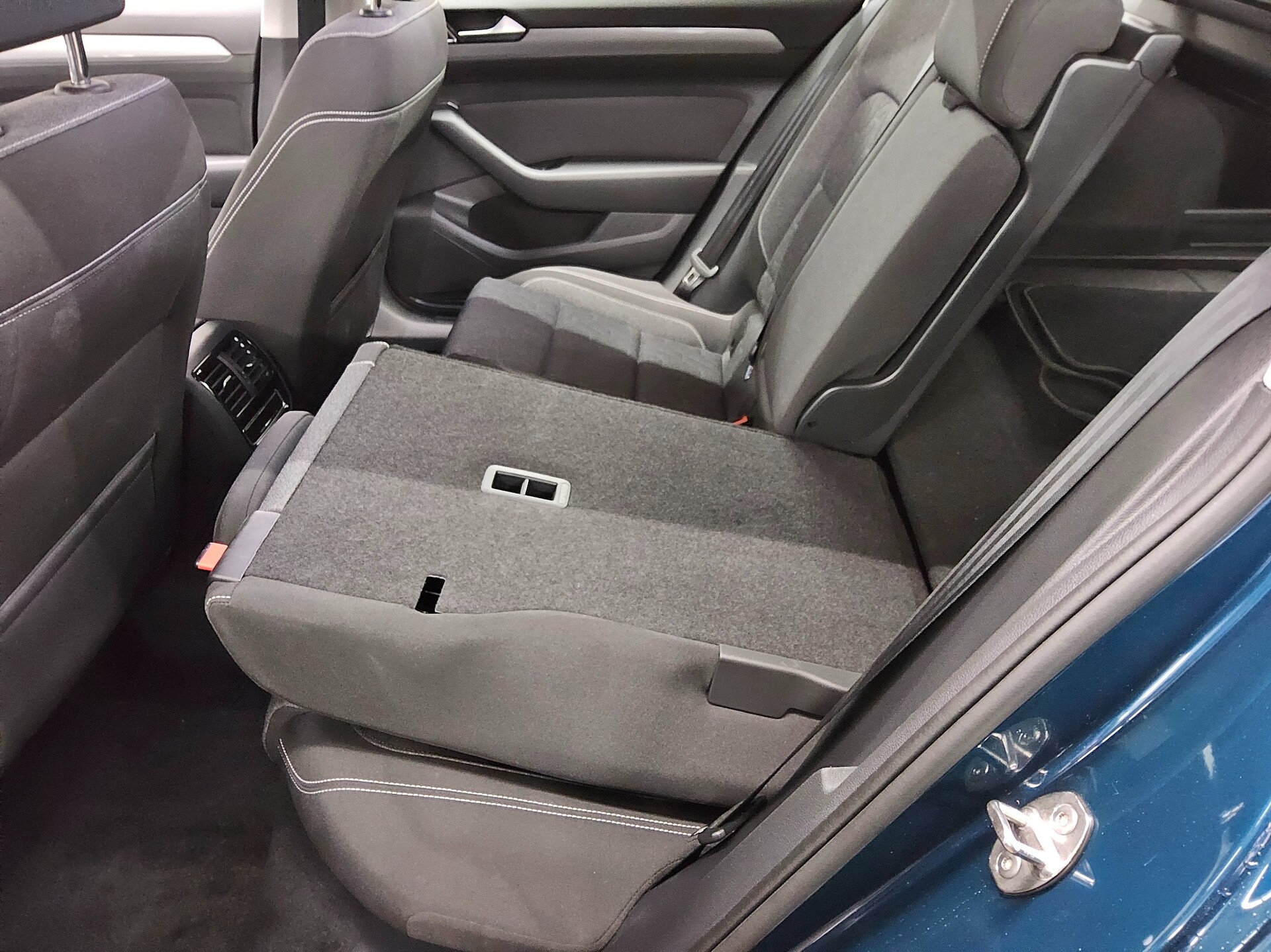 Volkswagen Passat Var. 2.0 TDI Business Navi LED H-K RfK 12