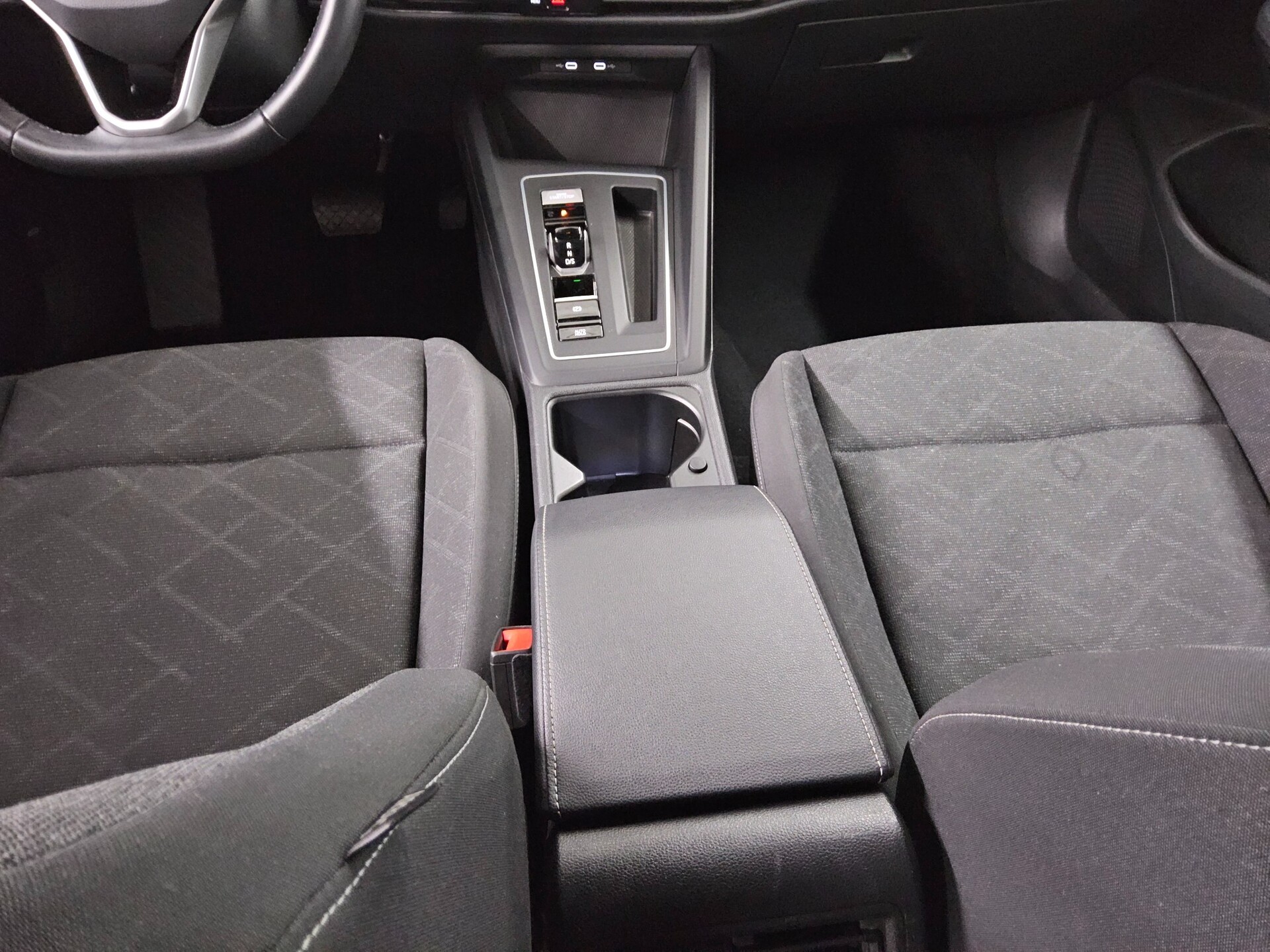 Volkswagen Golf-8 Var. 2.0 TDI Life Navi LED AID ACC Shz 6