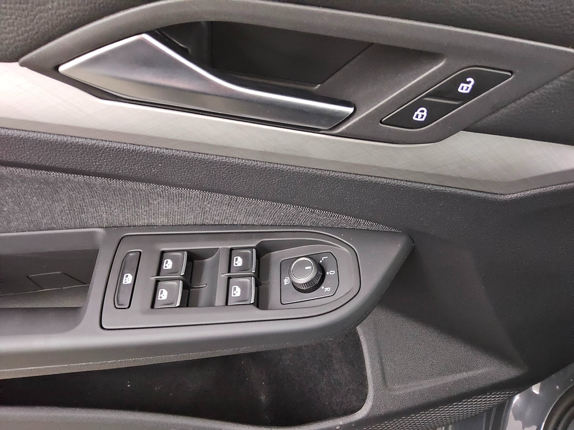 Volkswagen Golf-8 Var. 2.0 TDI Life Navi LED AID ACC Shz 10