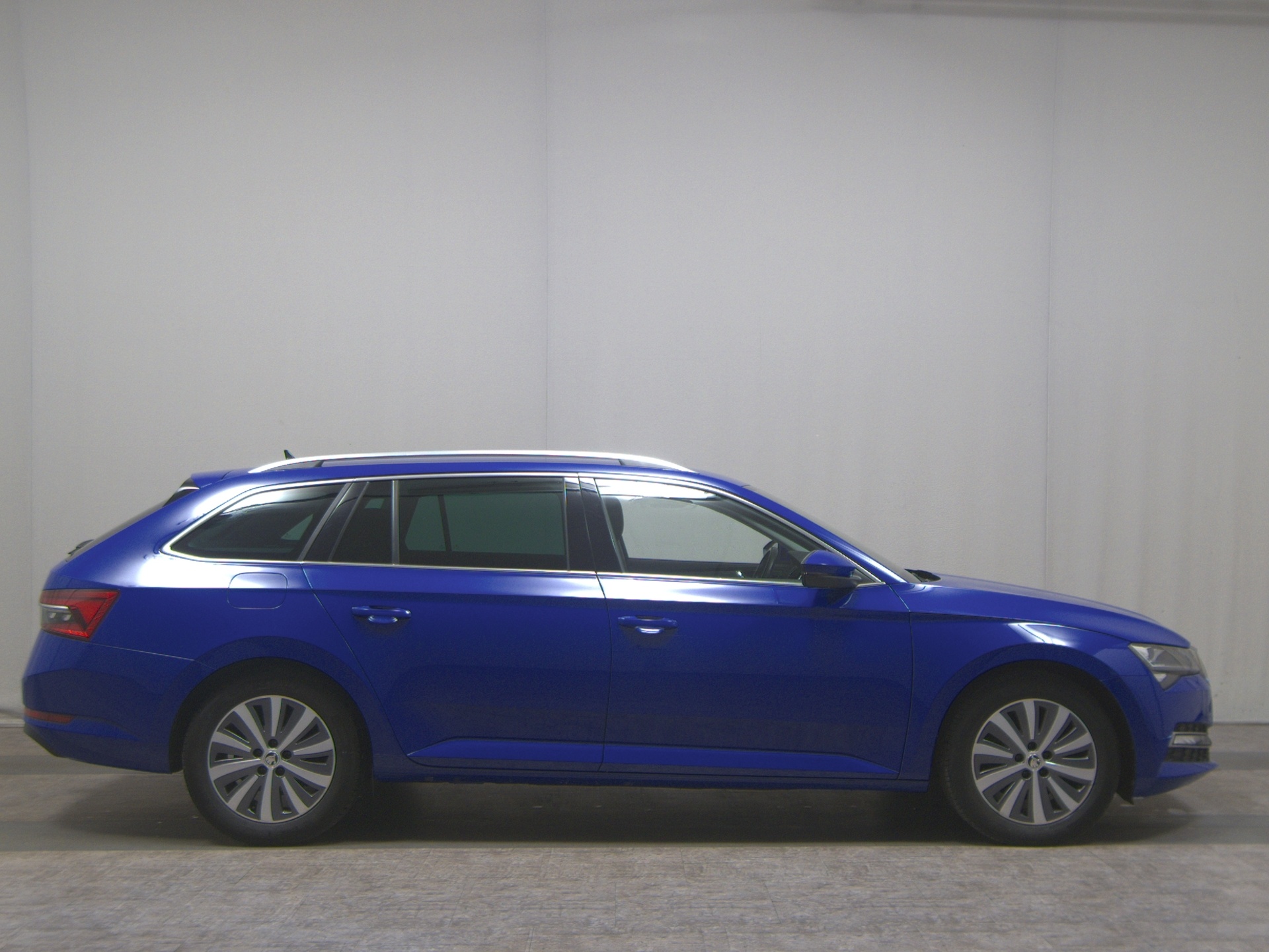 Skoda Superb Kombi 2.0 TDI Style Navi LED AID AHK ACC