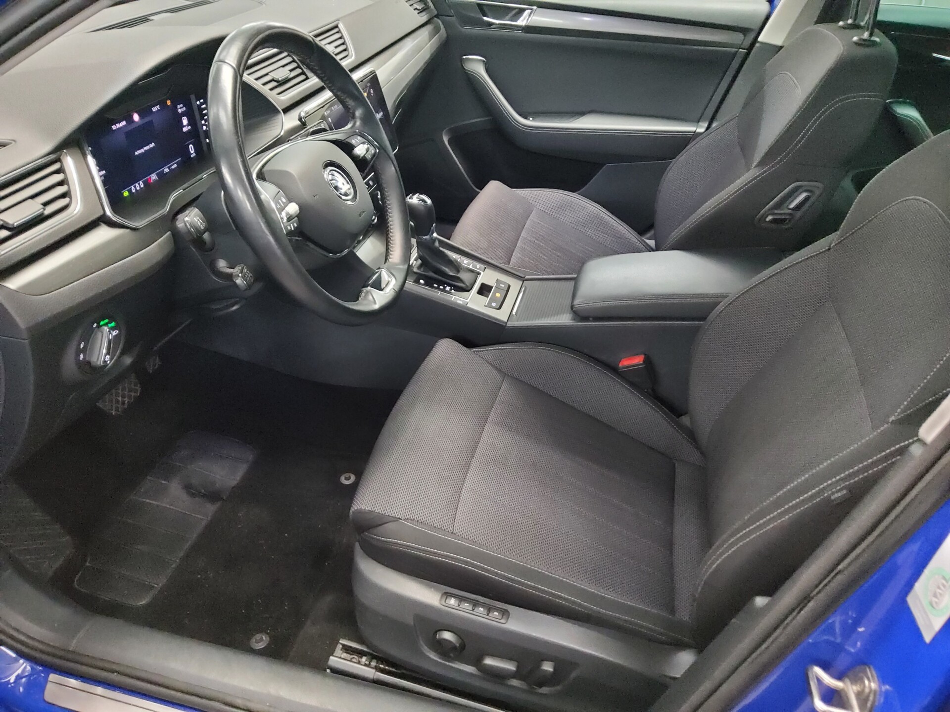 Skoda Superb Kombi 2.0 TDI Style Navi LED AID AHK ACC 9