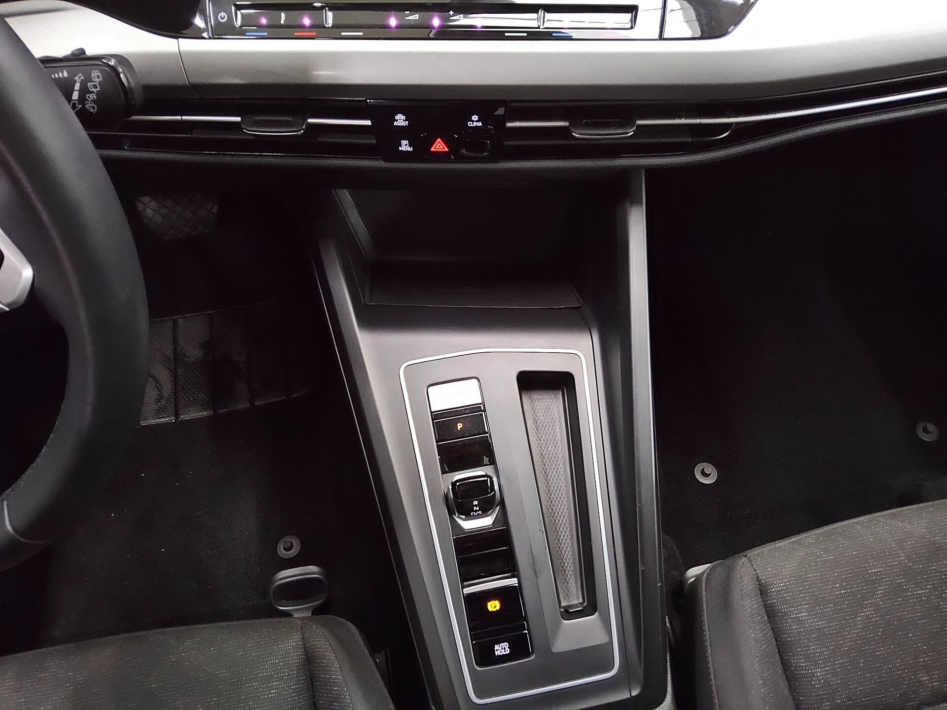 Volkswagen Golf-8 Var. 2.0 TDI Life Navi LED DC ACC PDC SHZ 6