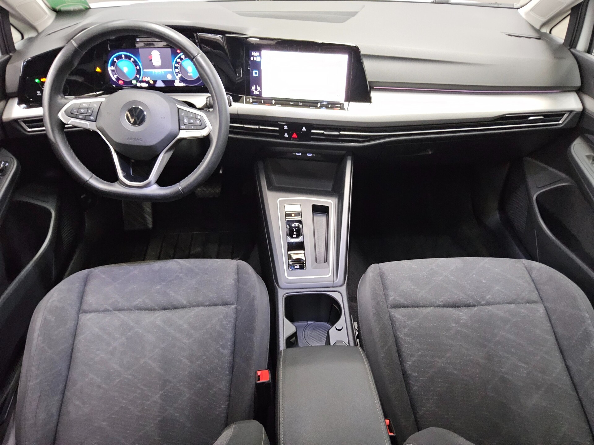 Volkswagen Golf-8 Var. 2.0 TDI Life Navi LED DC ACC PDC Shz 5