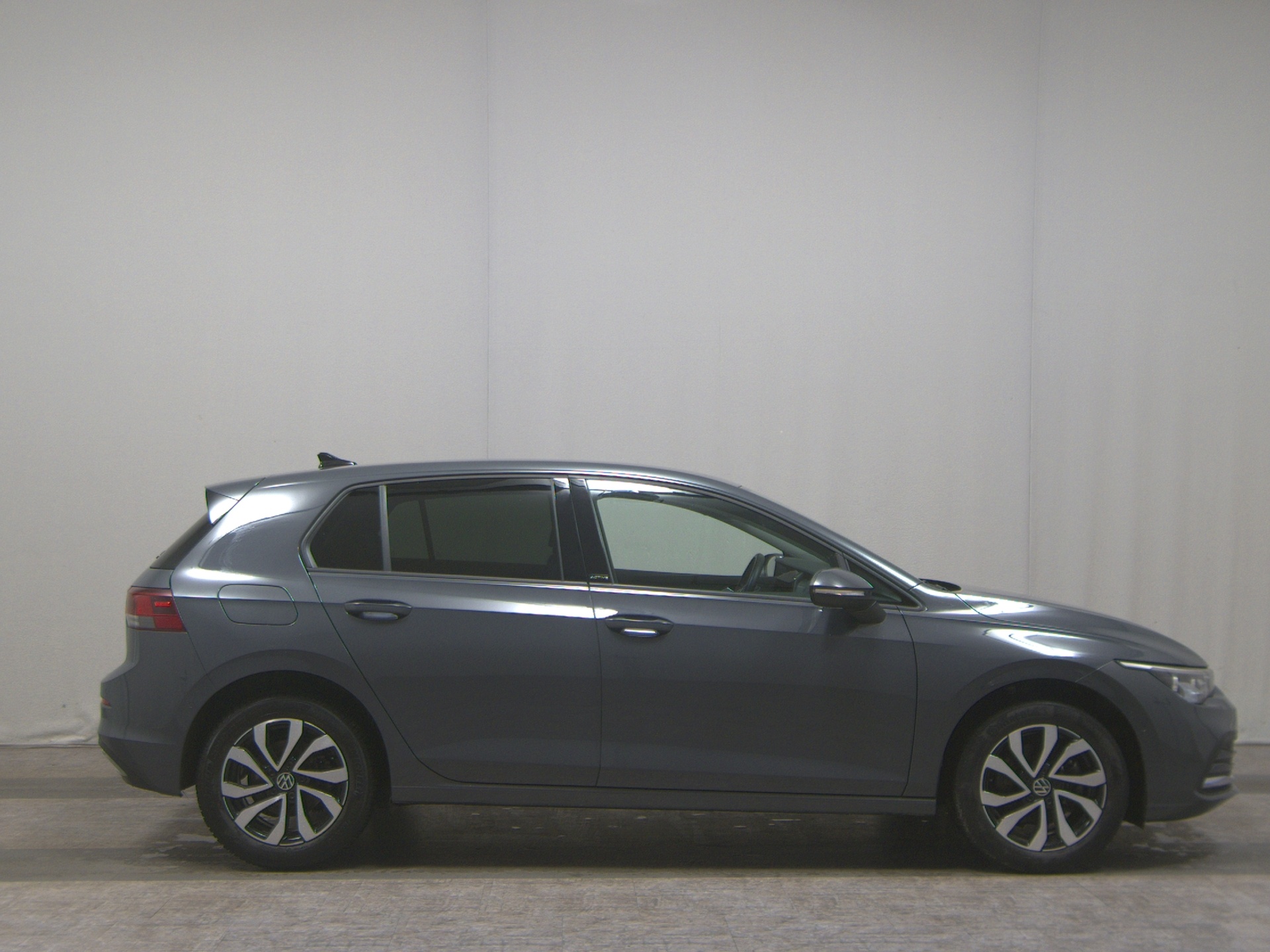 Volkswagen Golf-8 1.5 TSI Active Navi LED+ DC HuD RfK StHzg