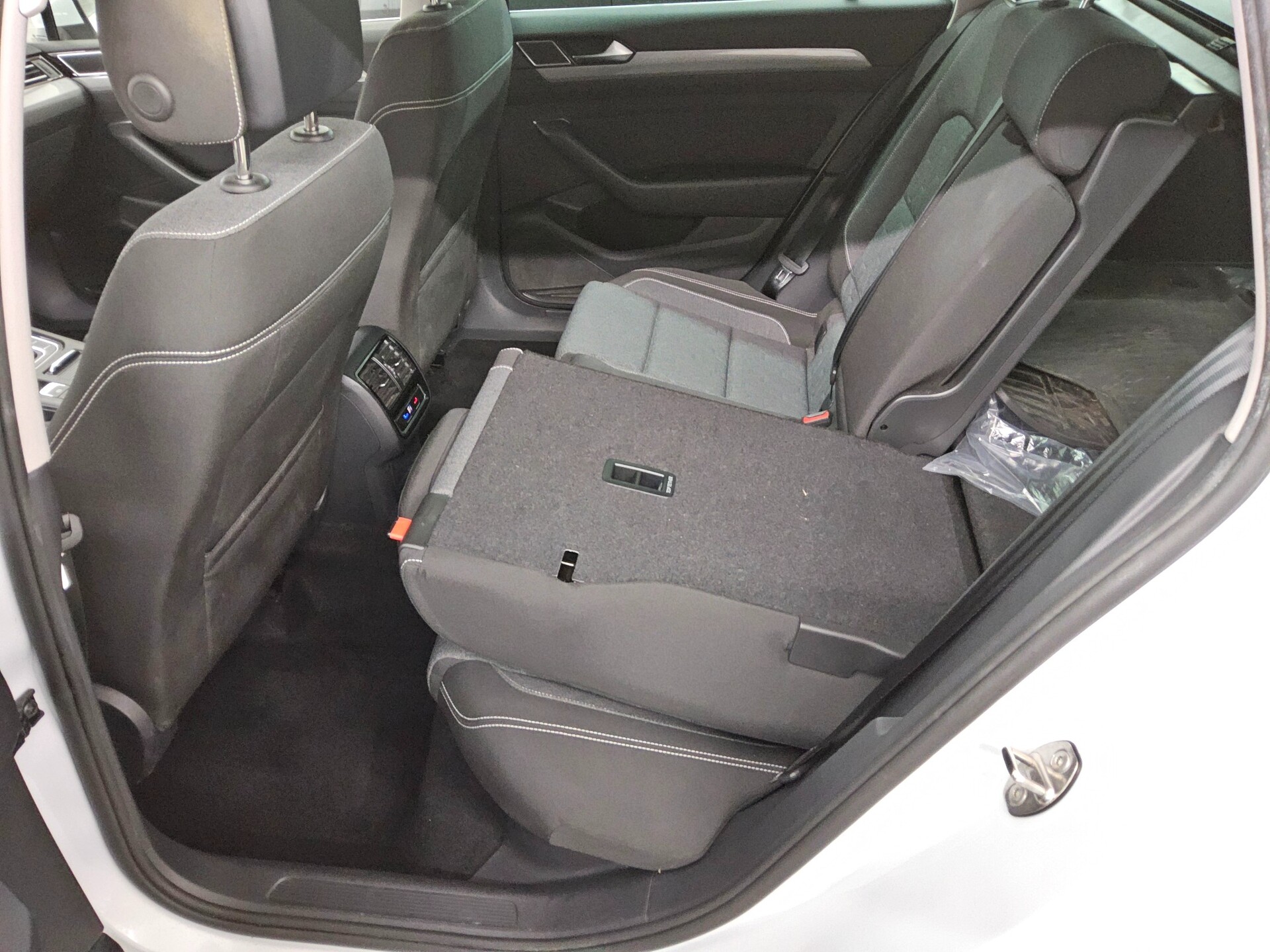 Volkswagen Passat Var. 2.0 TDI Business Navi LED RfK ACC 12