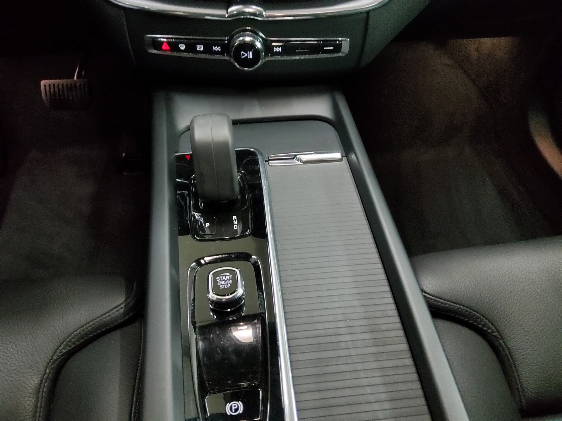 Volvo XC60 B4 Momentum Leder Navi LED RfK AHK Sound 6