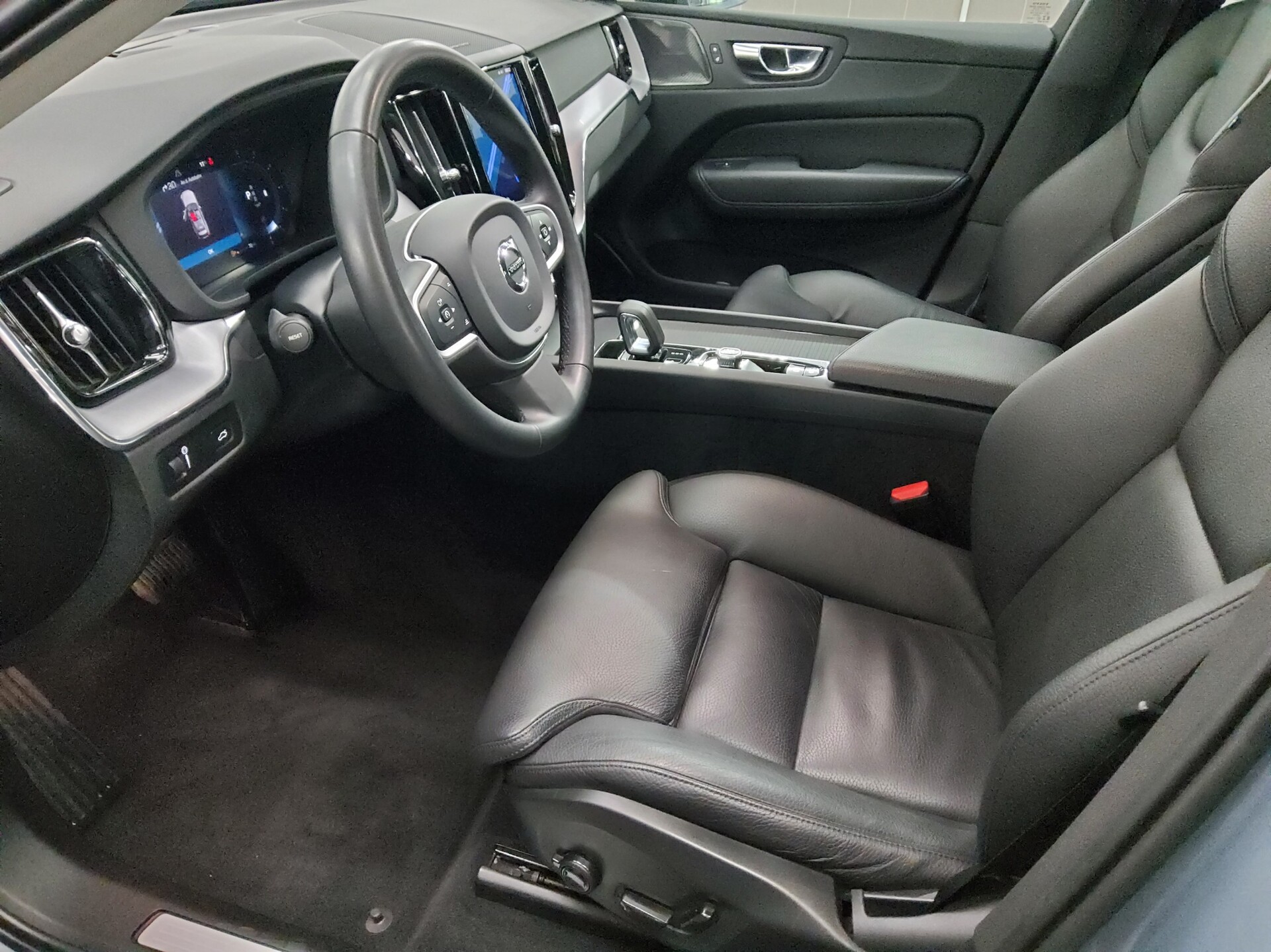 Volvo XC60 B4 Momentum Leder Navi LED RfK AHK Sound 9