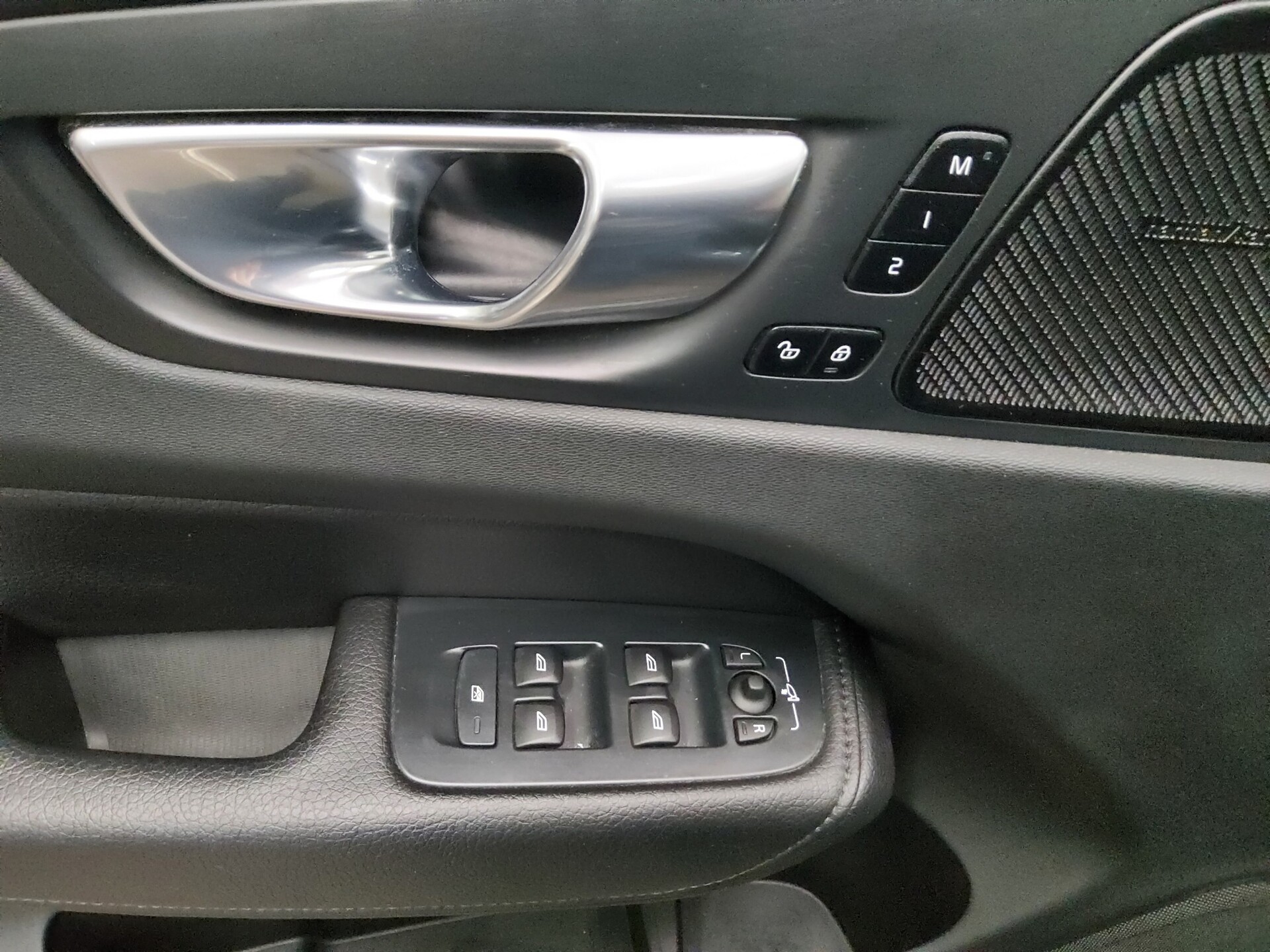 Volvo XC60 B4 Momentum Leder Navi LED RfK AHK Sound 10