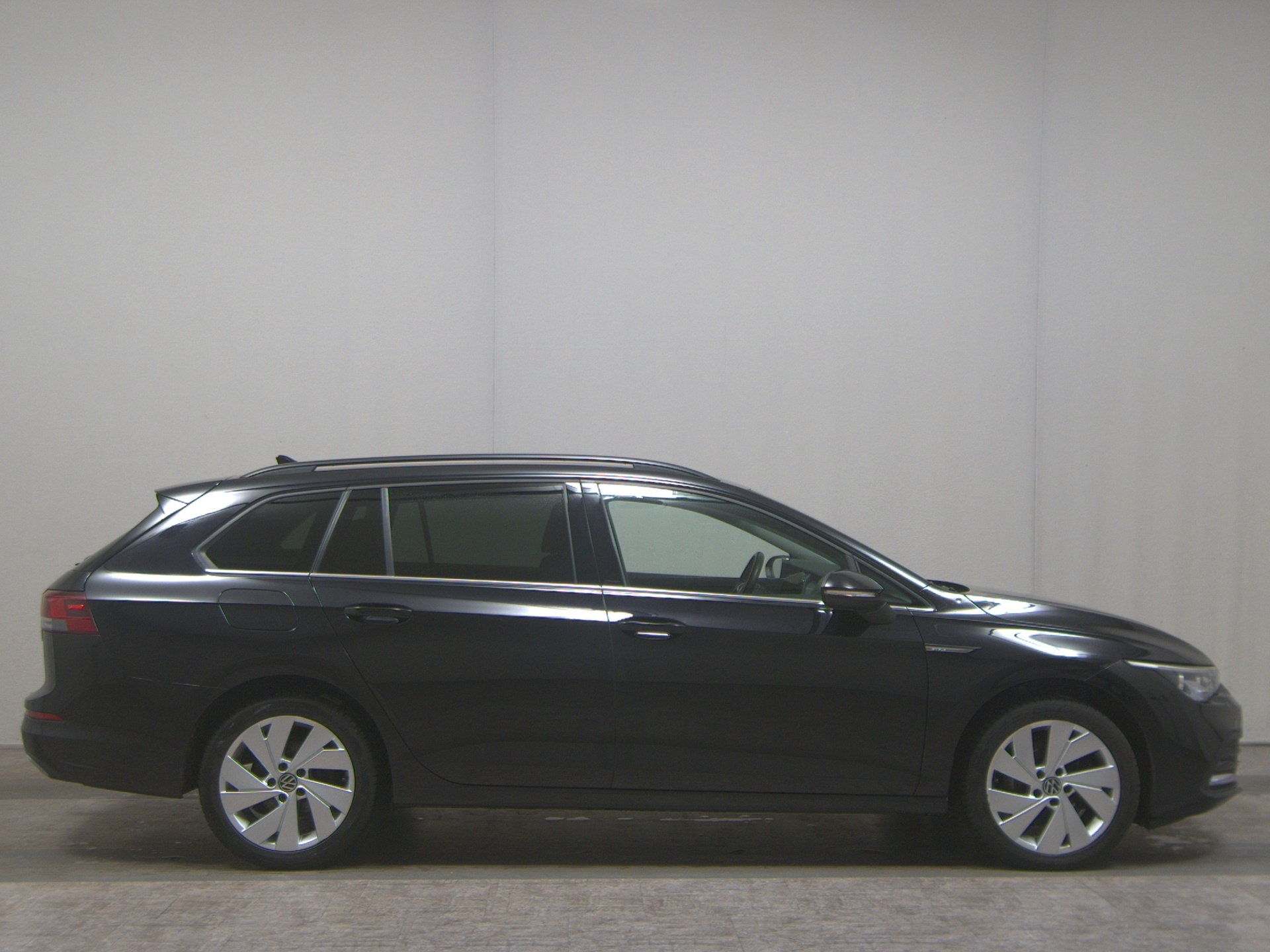 Volkswagen Golf-8 Var. 2.0 TDI Style Navi LED+ DC AHK PDC