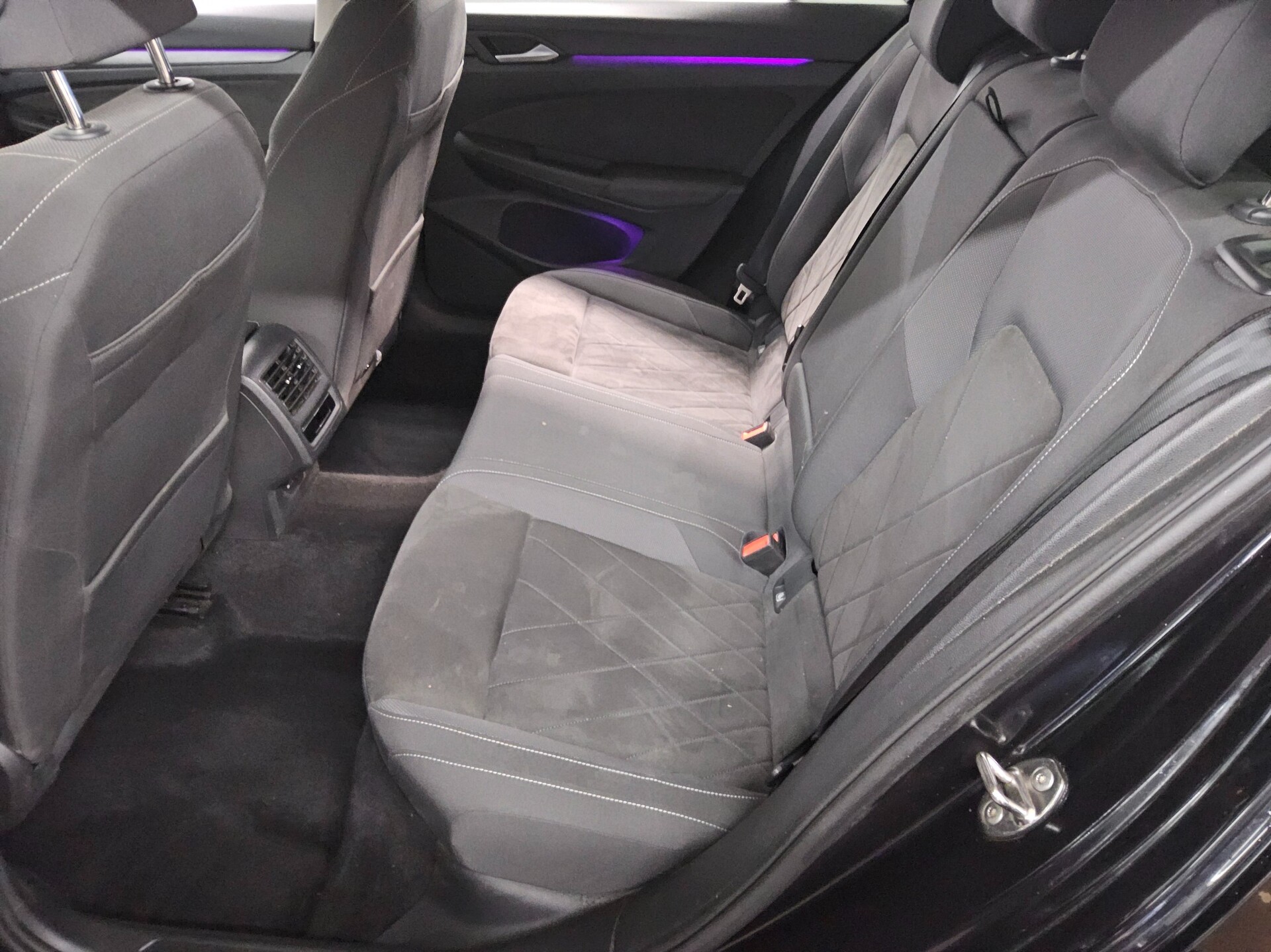 Volkswagen Golf-8 Var. 2.0 TDI Style Navi LED+ DC AHK PDC 13