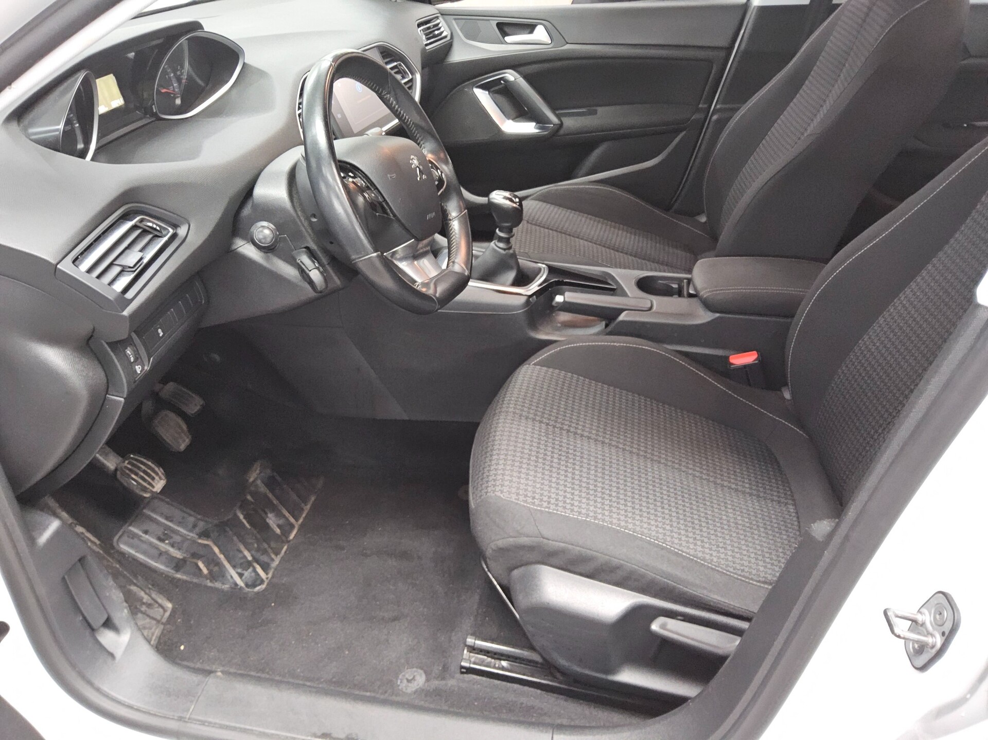 Peugeot 308 BlueHDi 130 Active Navi Shz PDC Tempomat 8