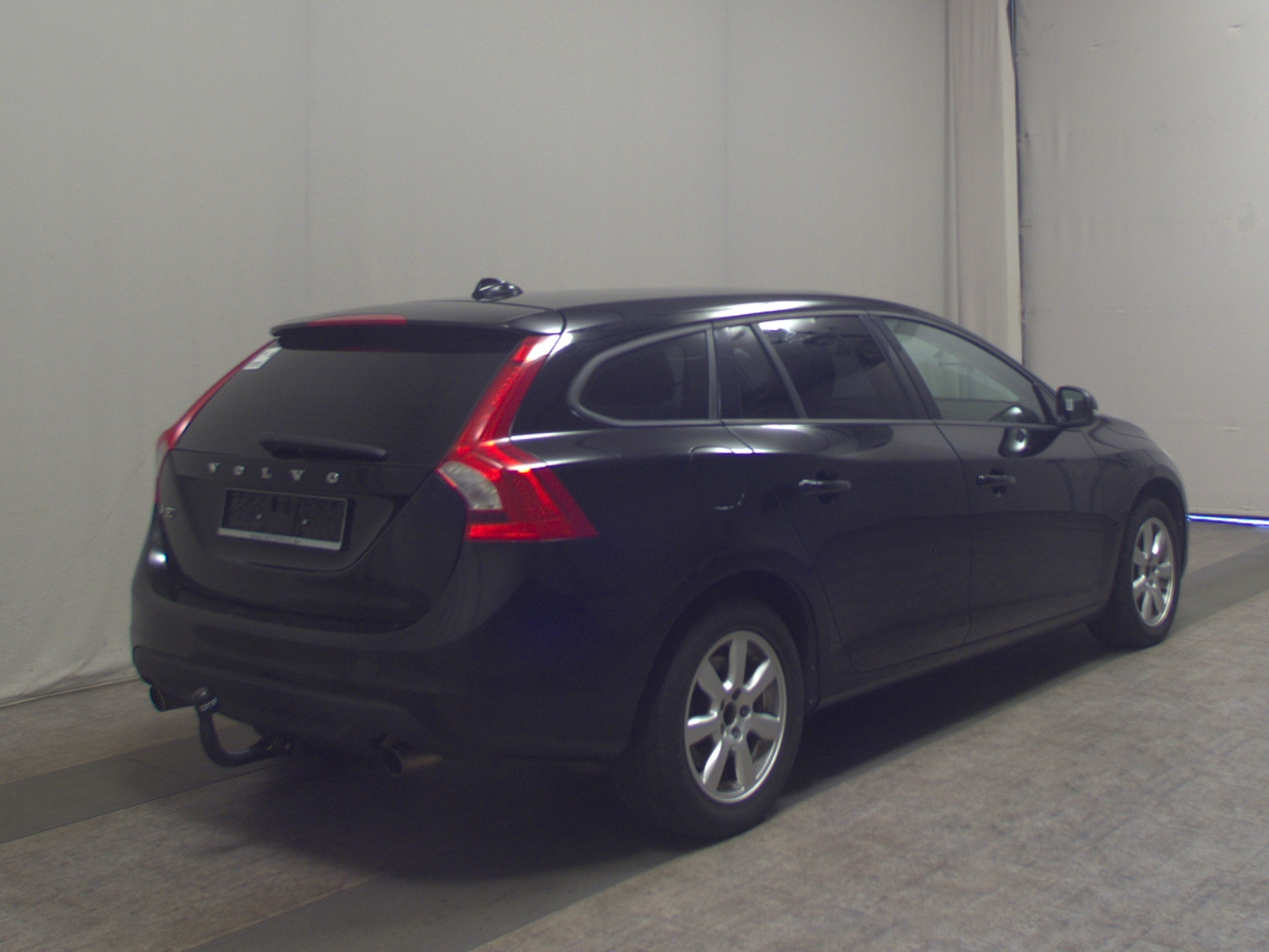 Volvo V60 D5 Kinetic Leder Navi AHK StHzg Shz HU 05/27 4