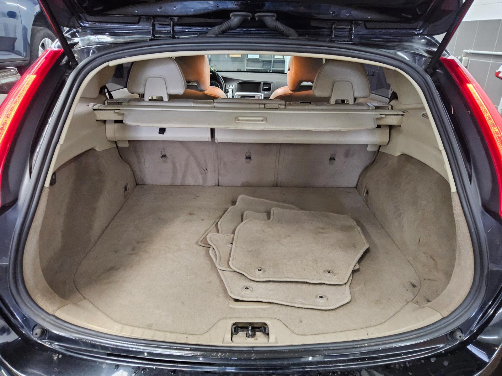 Volvo V60 D5 Kinetic Leder Navi AHK StHzg Shz HU 05/27 12