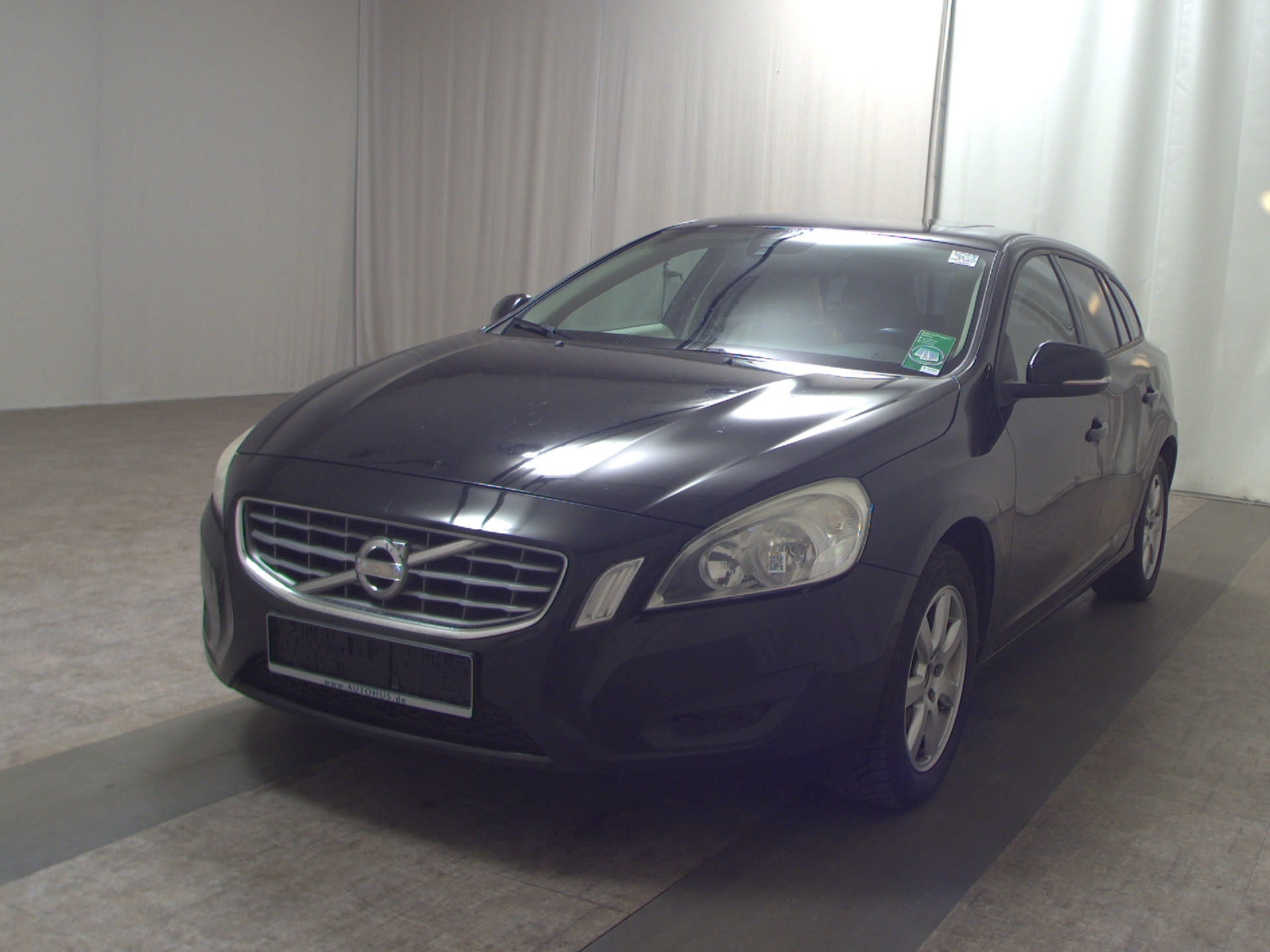 Volvo V60 D5 Kinetic Leder Navi AHK StHzg Shz HU 05/27 2
