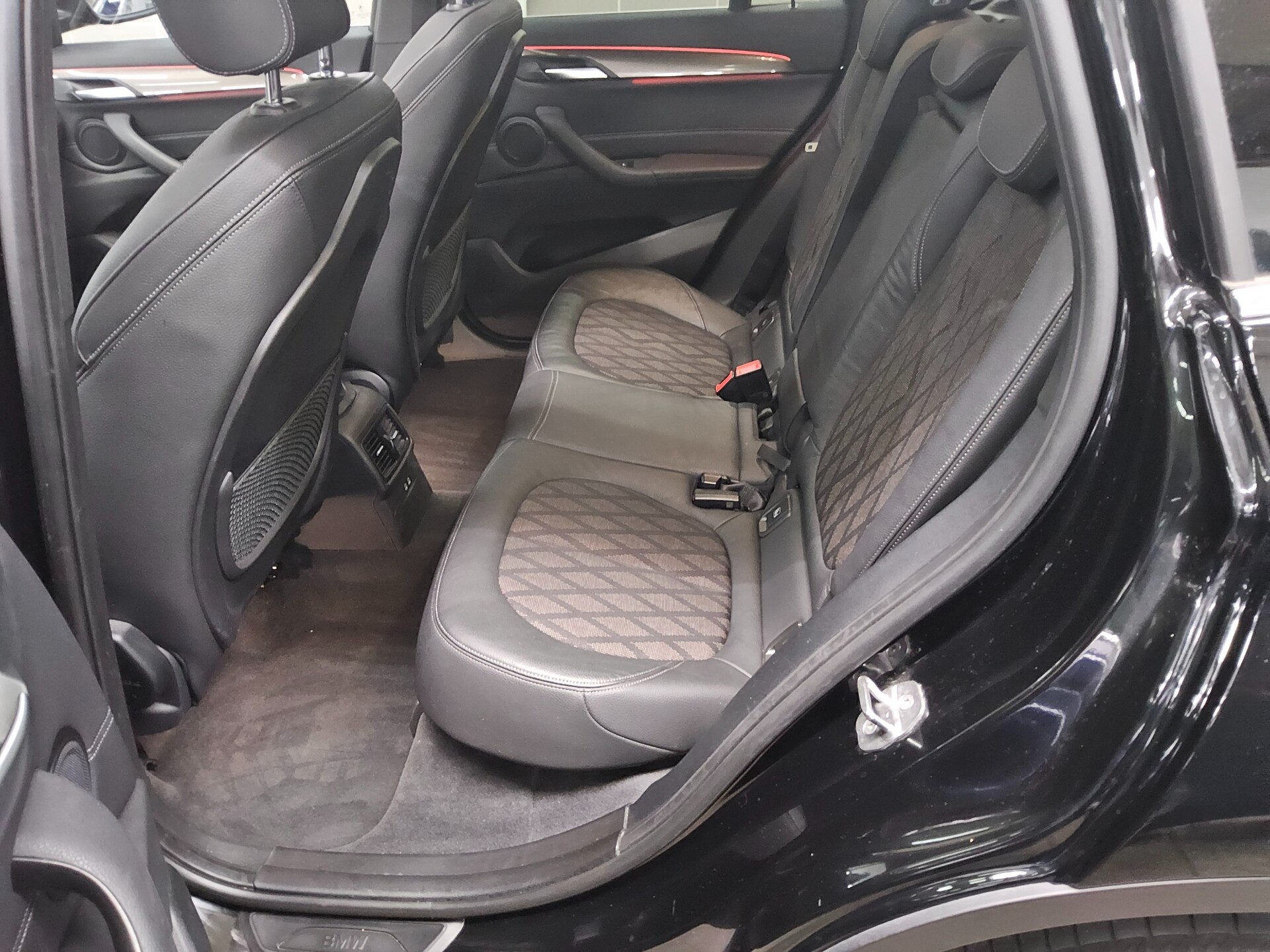 BMW X1 sDrive18d X-Line T-Leder Navi LED+ Pano AHK 13