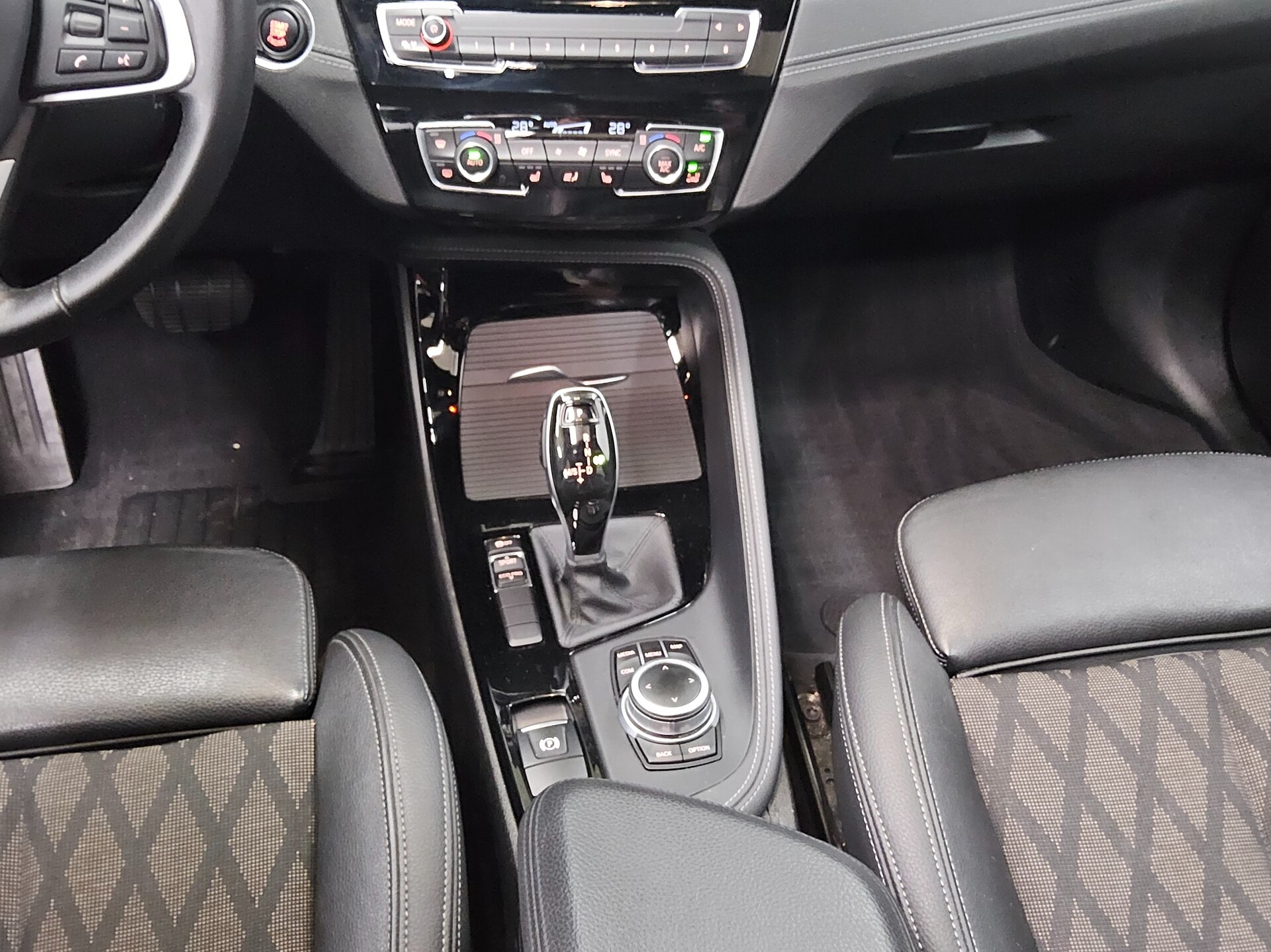 BMW X1 sDrive18d X-Line T-Leder Navi LED+ Pano AHK 6