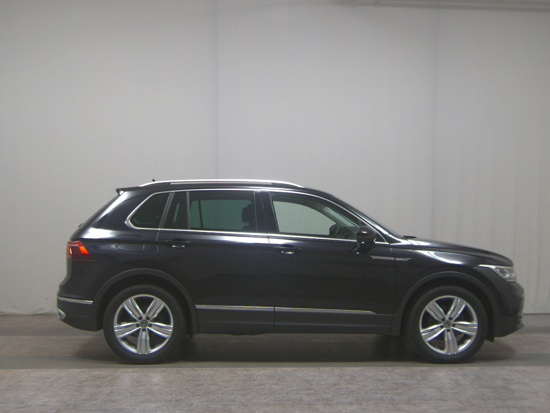 Volkswagen Tiguan 2.0 TDI Elegance Leder Navi LED AID H-K