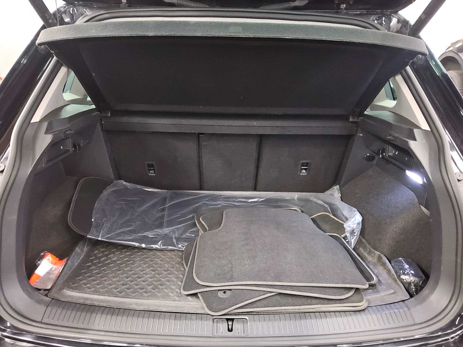 Volkswagen Tiguan 2.0 TDI Elegance Leder Navi LED AID H-K 12