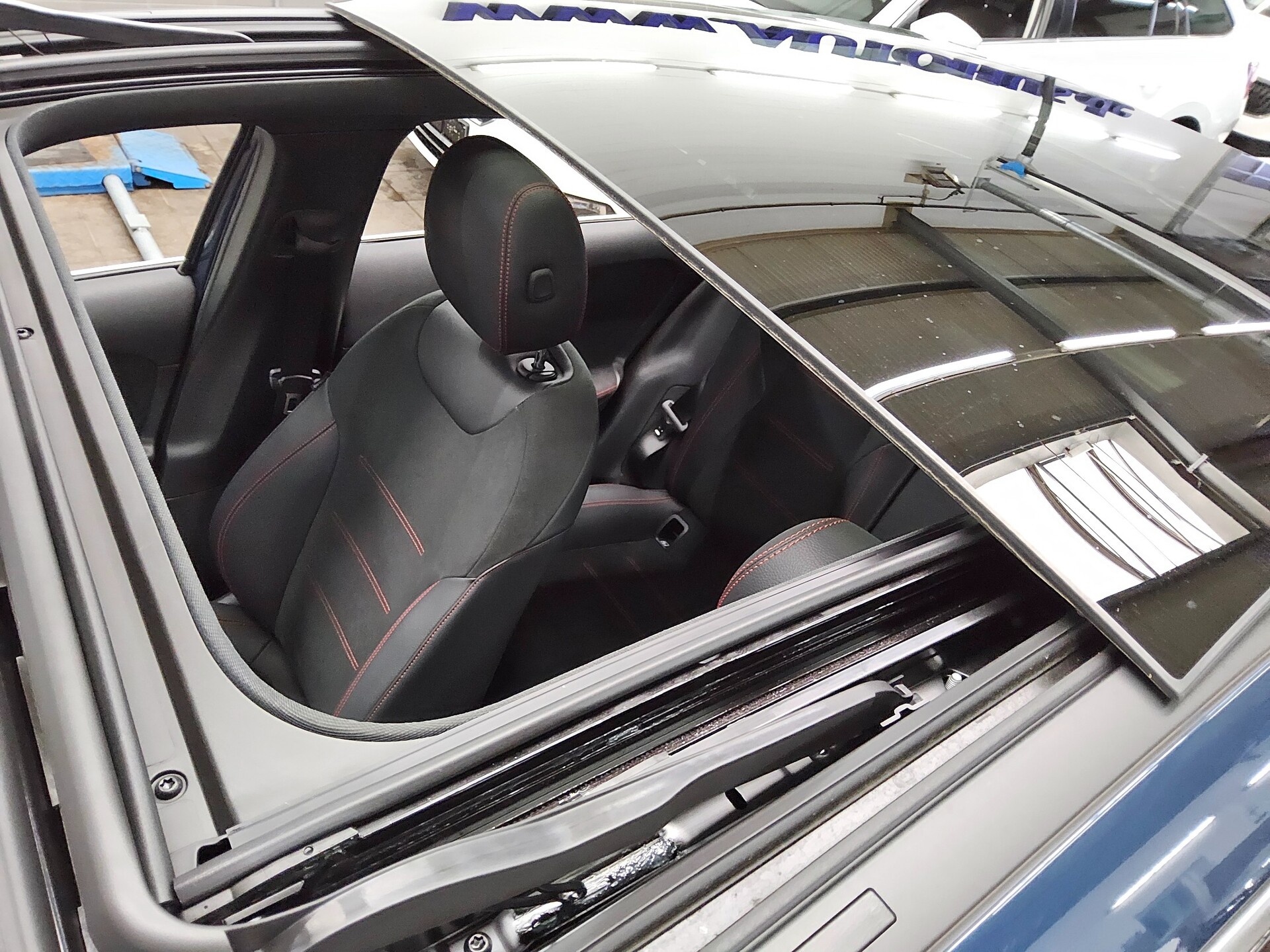 Mercedes-Benz A 250 e AMG-Line Navi LED Pano PDC Shz Tempomat 12