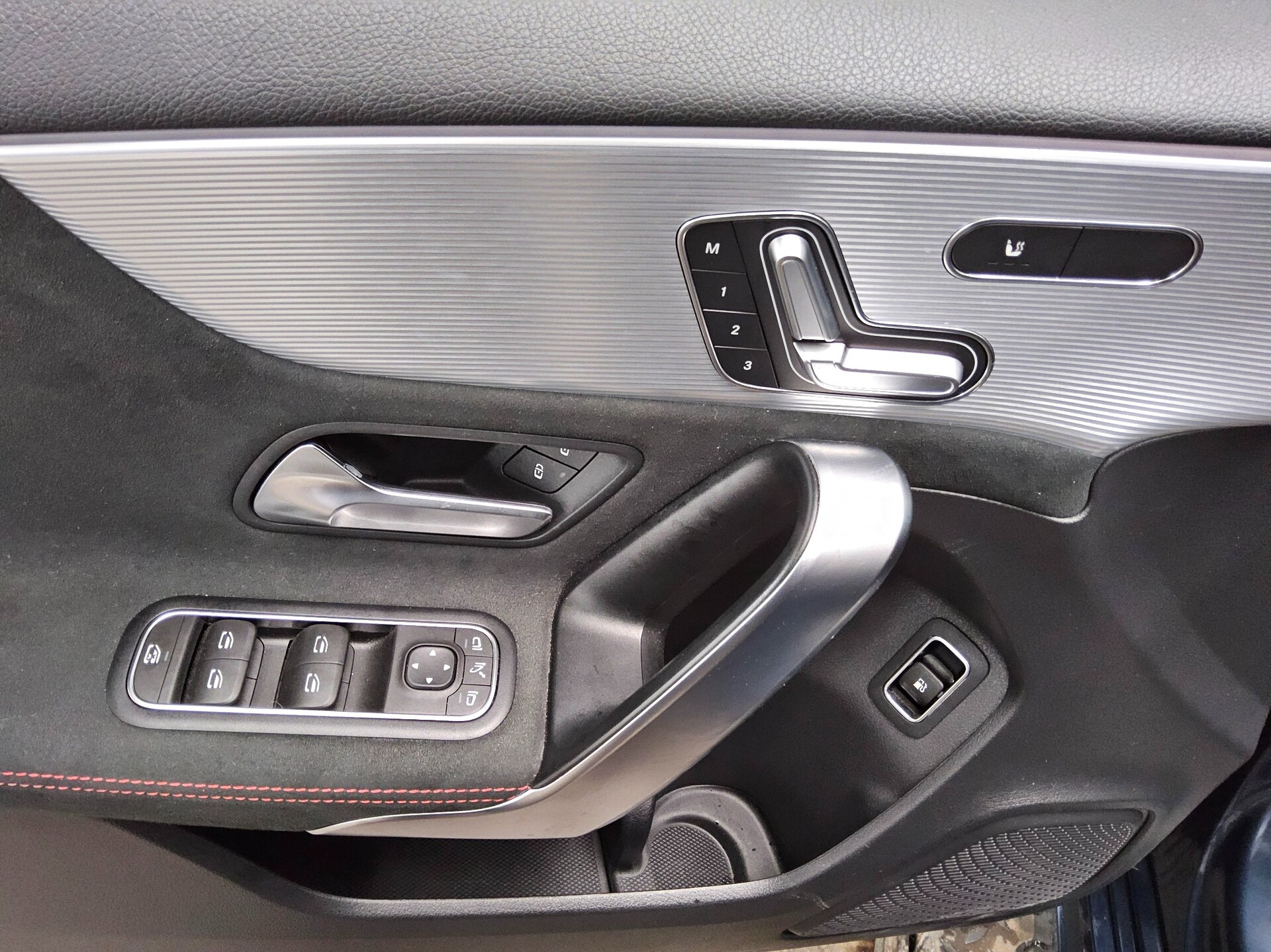 Mercedes-Benz A 250 e AMG-Line Navi LED Pano PDC Shz Tempomat 10