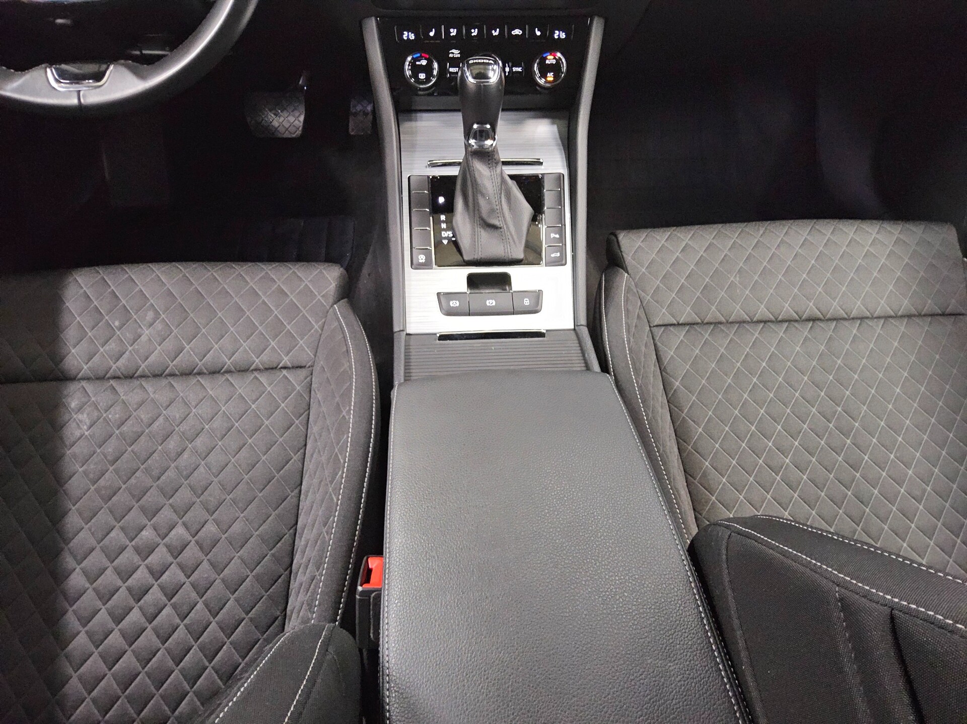 Skoda Superb Kombi 2.0 TDI Ambition Navi LED vc RfK 6