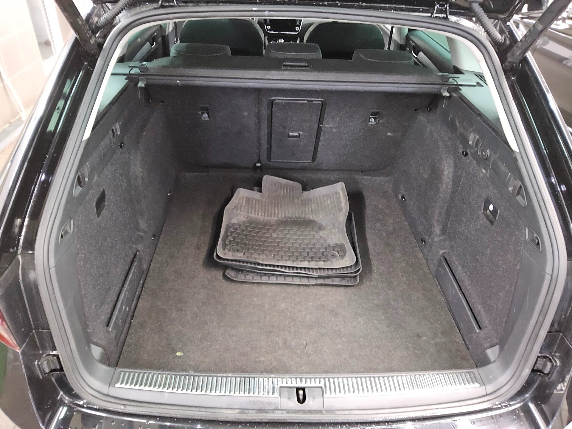 Skoda Superb Kombi 2.0 TDI Ambition Navi LED vc RfK 12