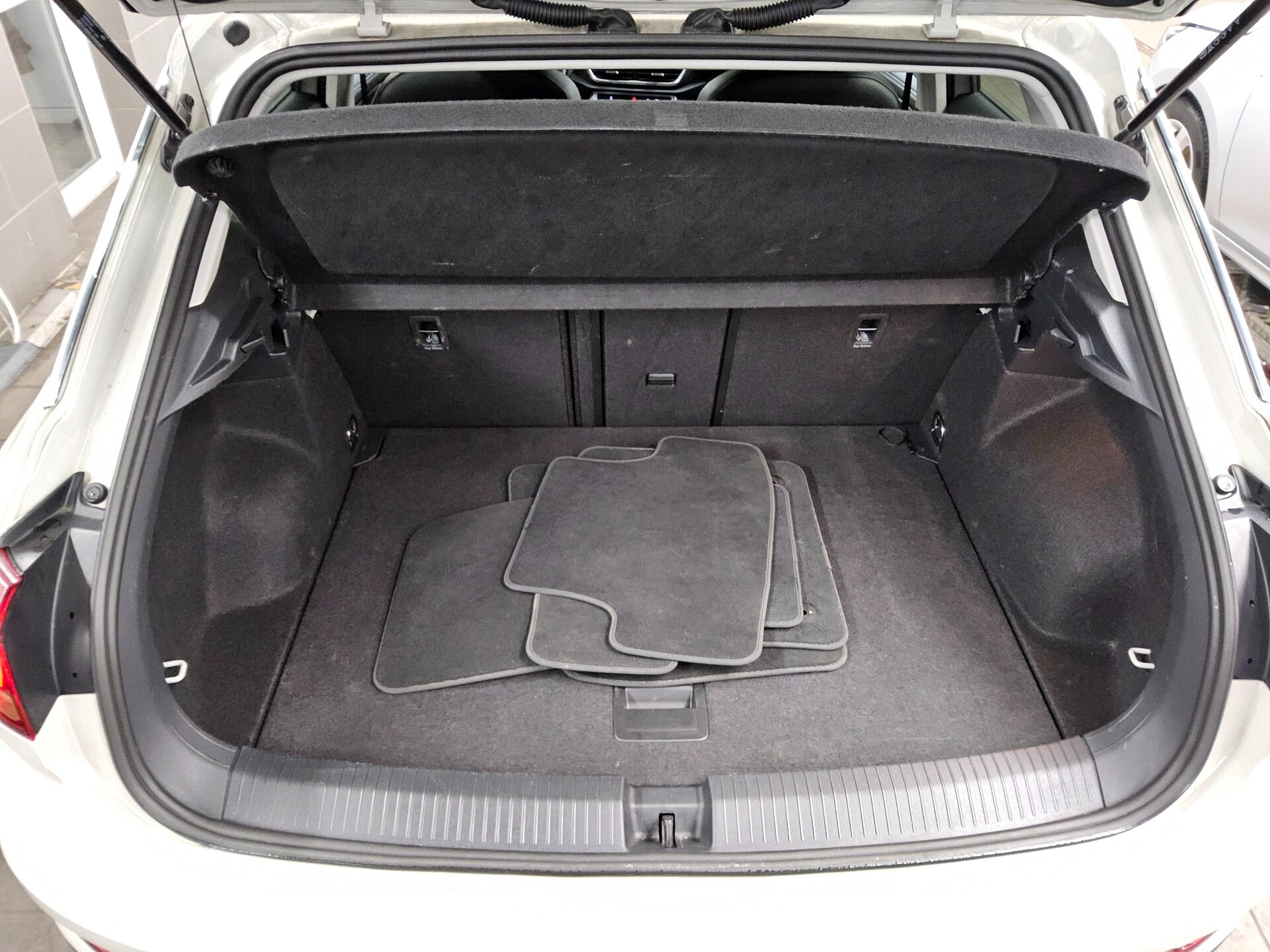 Volkswagen T-Roc 1.0 TSI Goal Navi LED DC PDC SHZ ACC 12