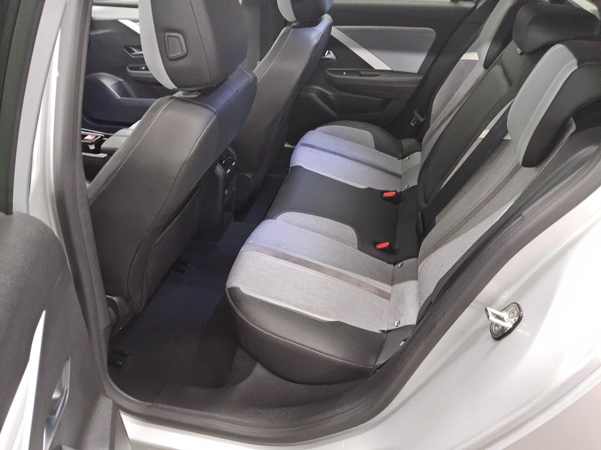 Opel Astra ST 1.5 D Elegance T-Leder Navi LED RFK 13