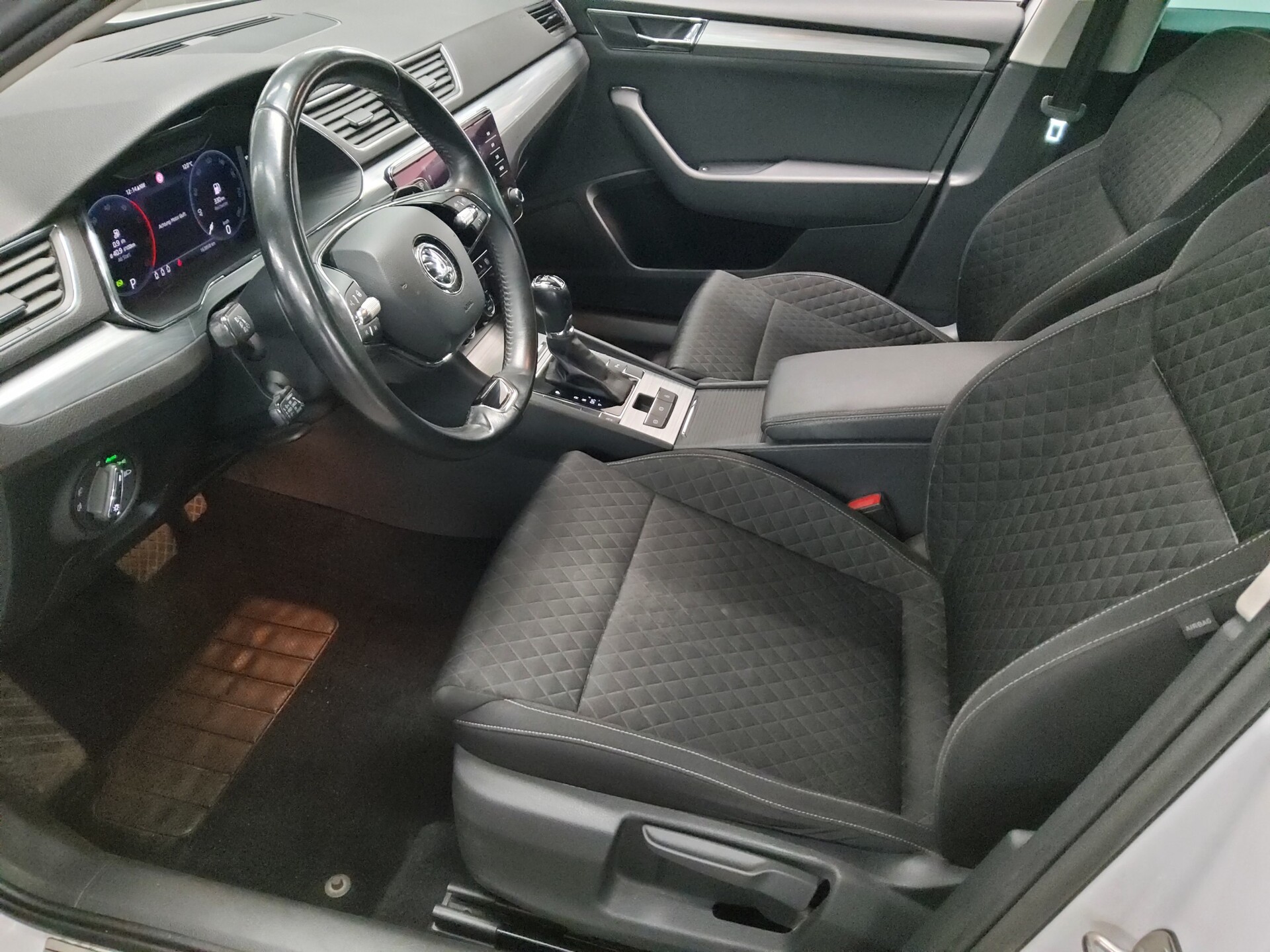 Skoda Superb Kombi 2.0 TDI Ambition Navi LED vc AHK 9