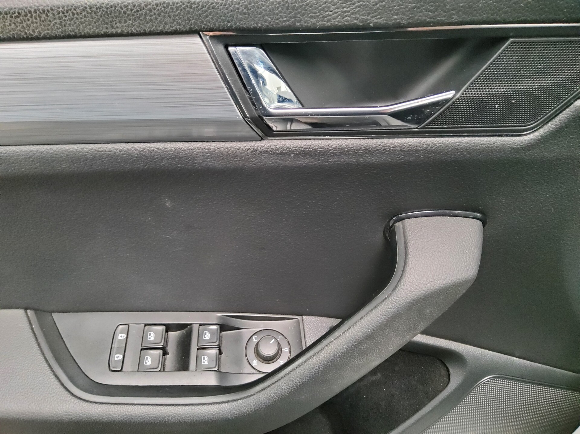 Skoda Superb Kombi 2.0 TDI Ambition Navi LED vc AHK 10