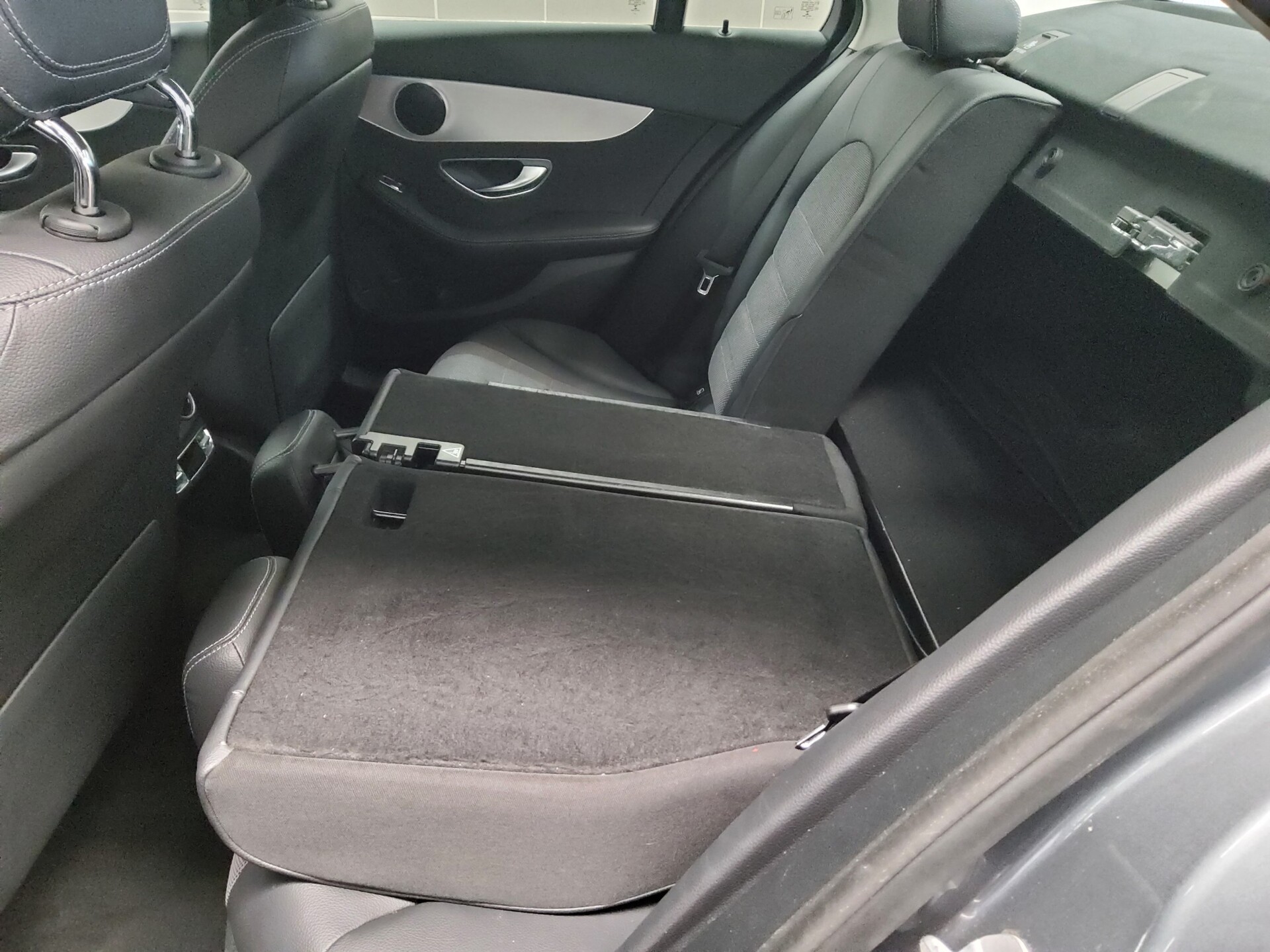 Mercedes-Benz C 220 d Avantgarde Navi Multibeam RFK StHzg Shz 12