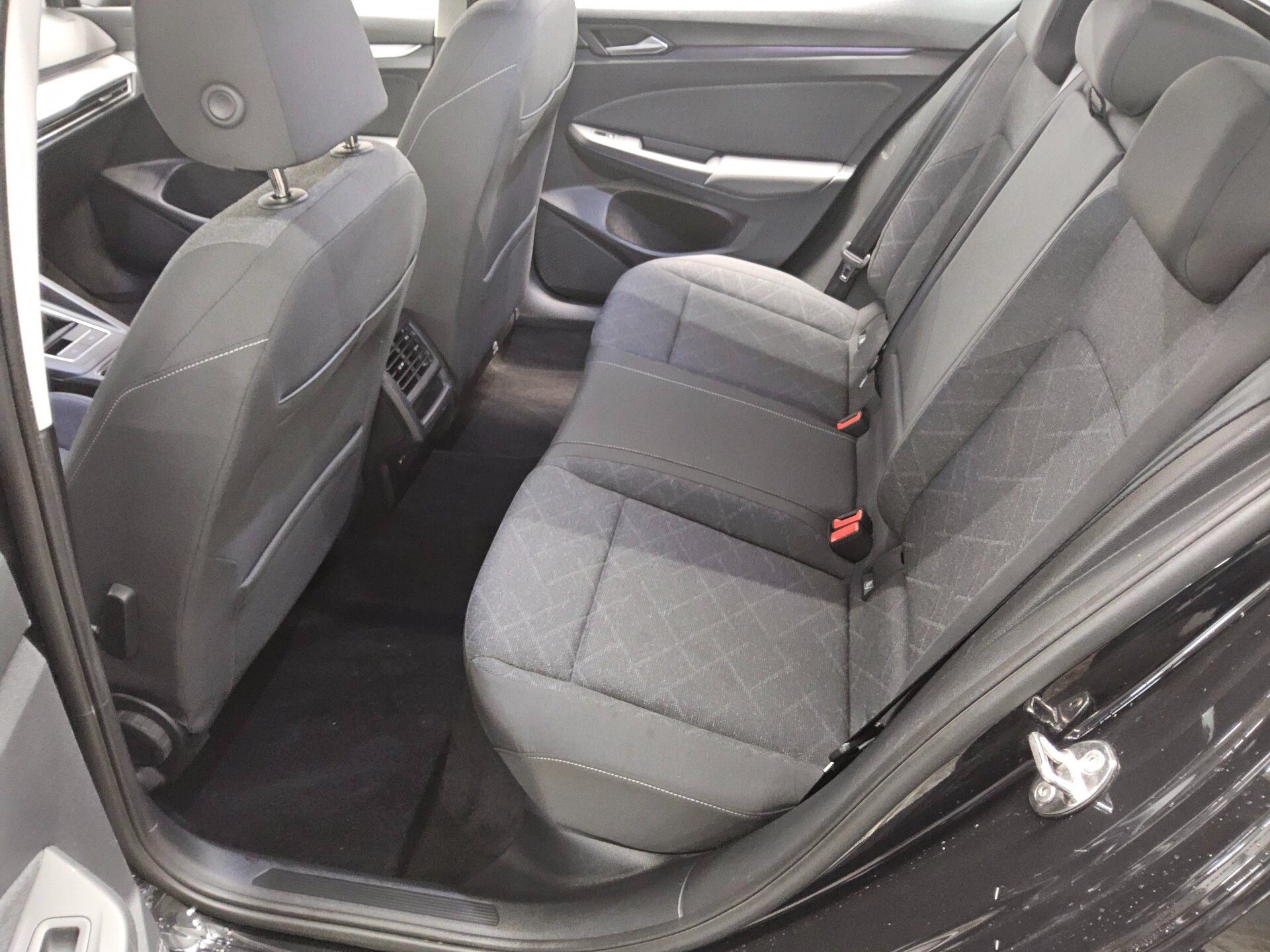 Volkswagen Golf-8 Var. 2.0 TDI Life Navi LED DC ACC PDC Shz 11