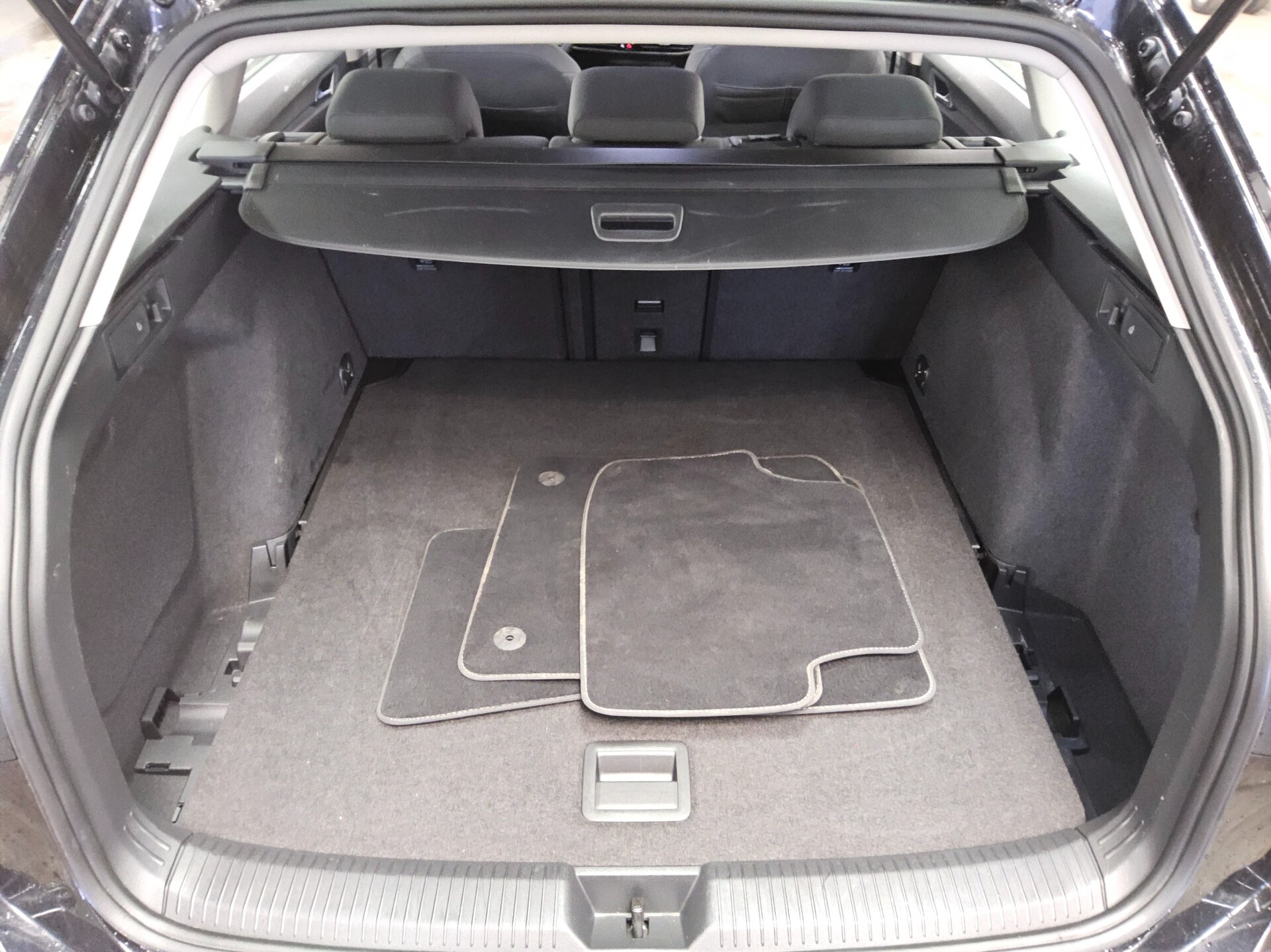 Volkswagen Golf-8 Var. 2.0 TDI Life Navi LED DC ACC PDC Shz 13