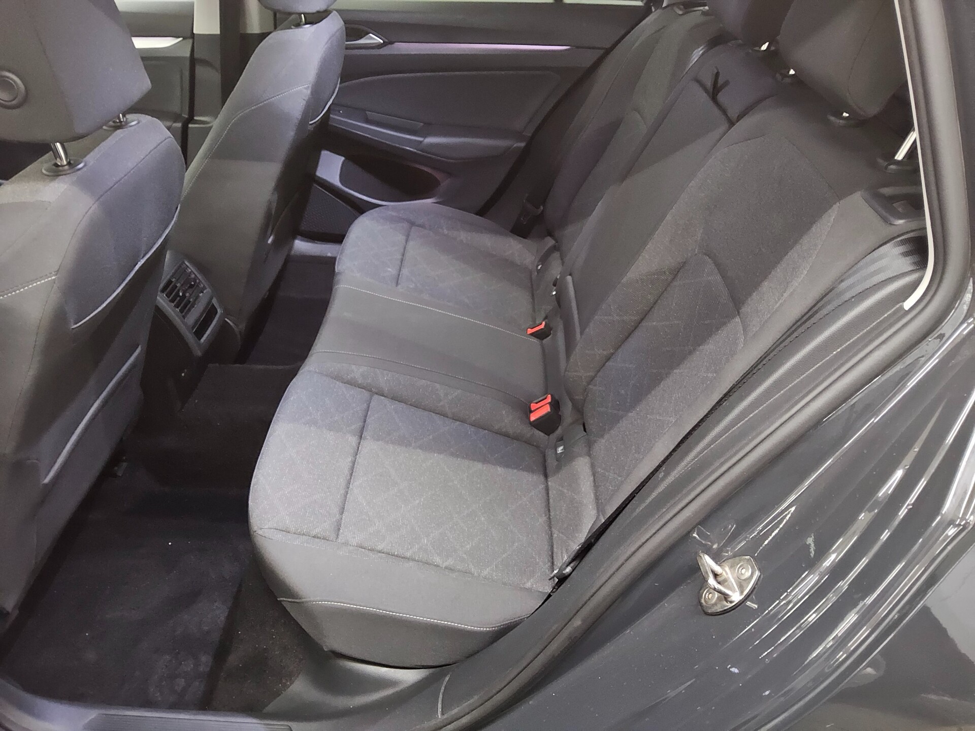 Volkswagen Golf-8 Var. 2.0 TDI Life Navi LED DC ACC AHK Shz 13