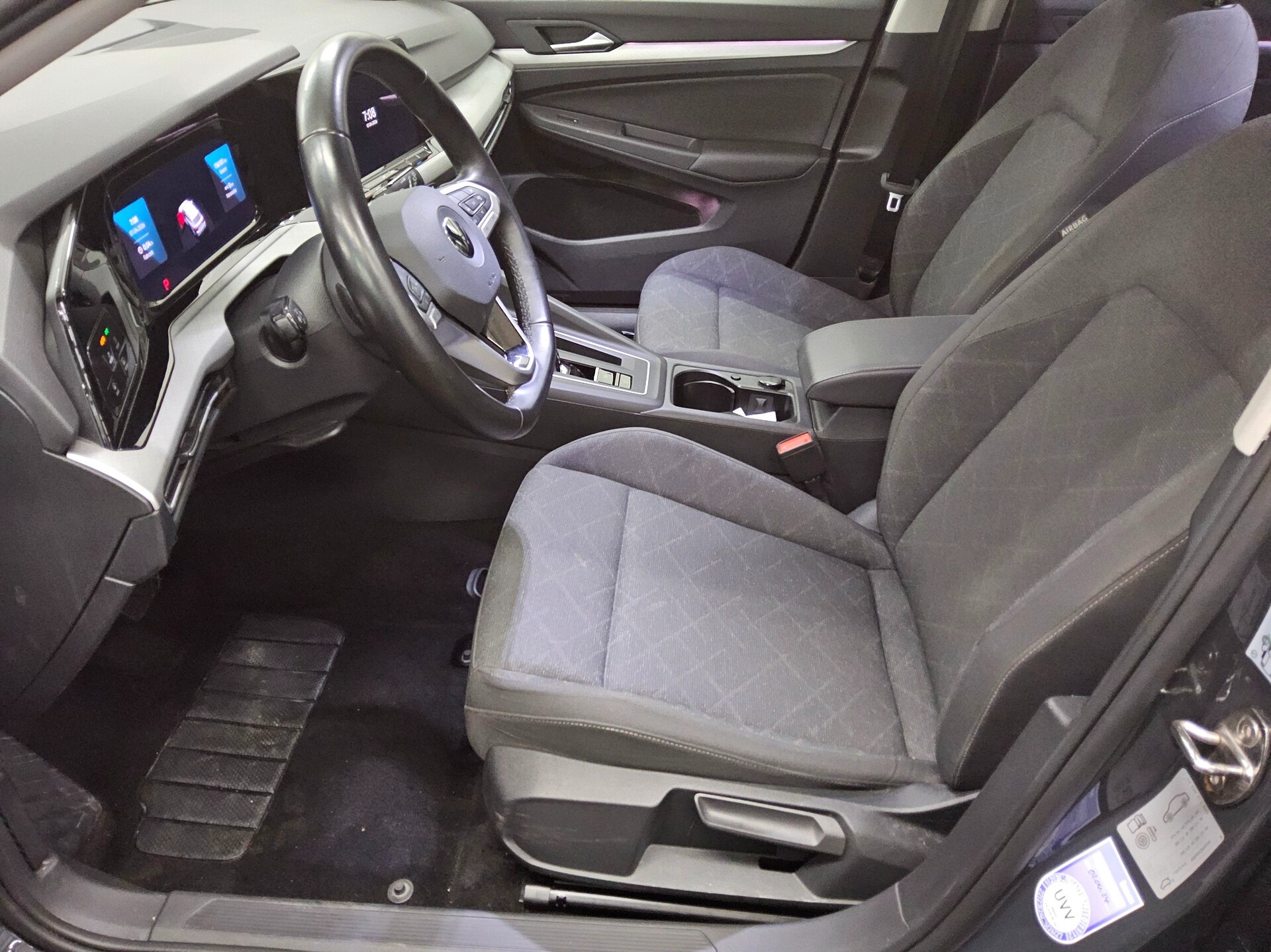 Volkswagen Golf-8 Var. 2.0 TDI Life Navi LED DC ACC AHK Shz 9