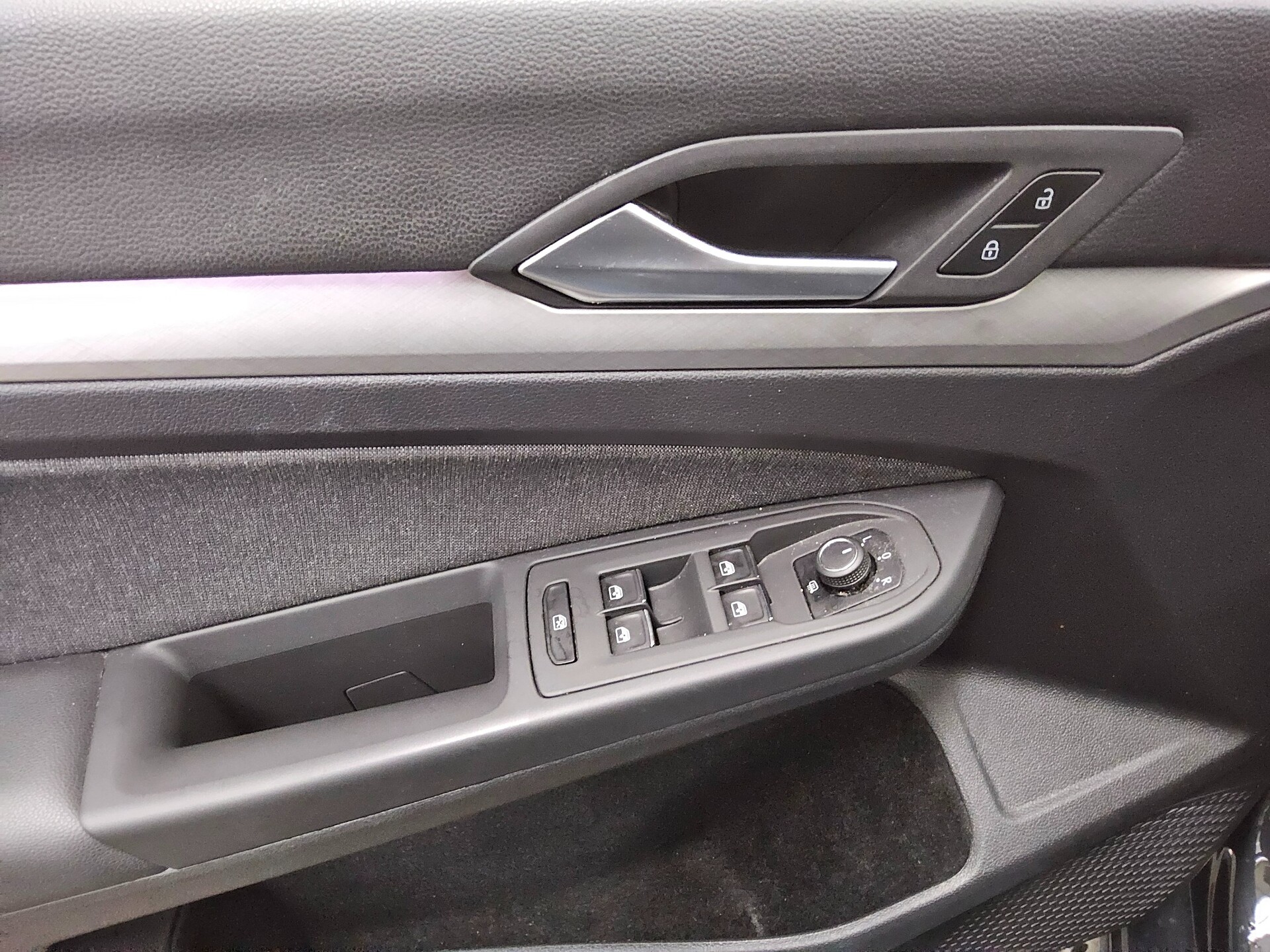 Volkswagen Golf-8 Var. 2.0 TDI Life Navi LED DC ACC AHK Shz 10