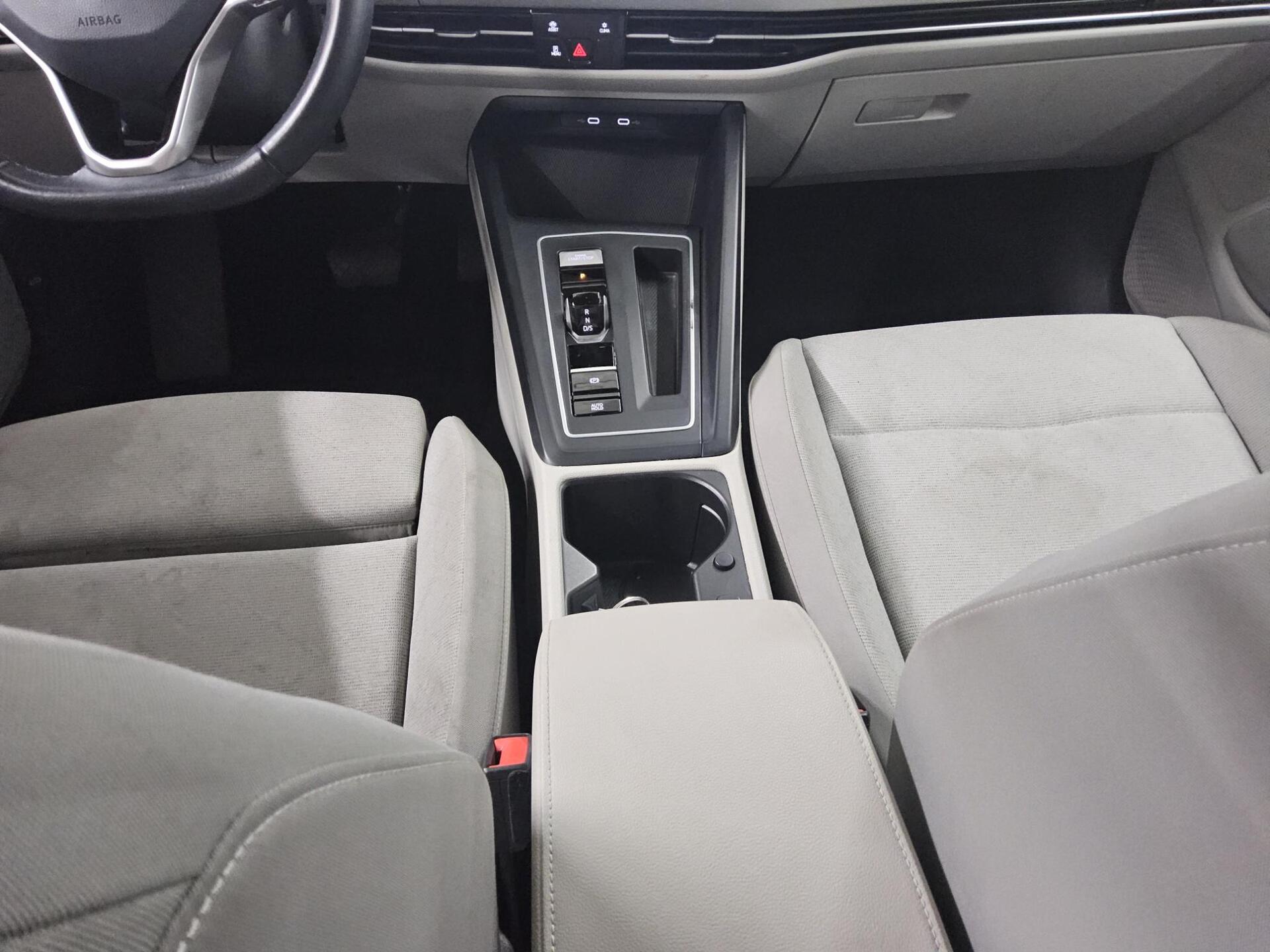 Volkswagen Golf-8 Var. 2.0 TDI Life Navi LED DC ACC PDC Shz 6