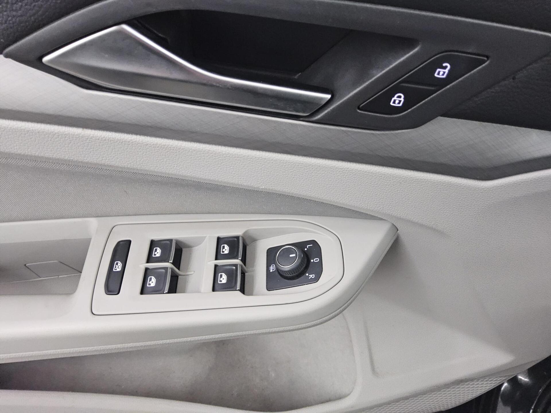 Volkswagen Golf-8 Var. 2.0 TDI Life Navi LED DC ACC PDC Shz 10