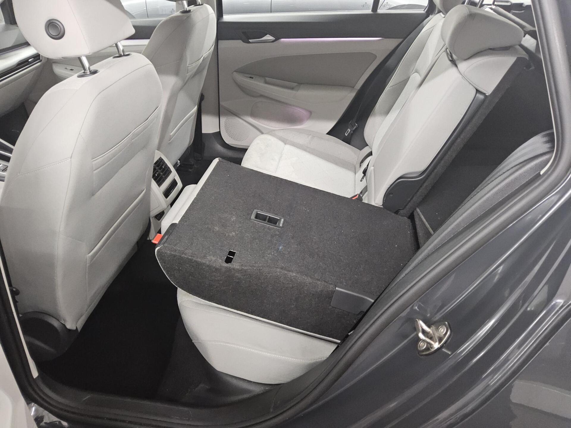 Volkswagen Golf-8 Var. 2.0 TDI Life Navi LED DC ACC PDC Shz 13