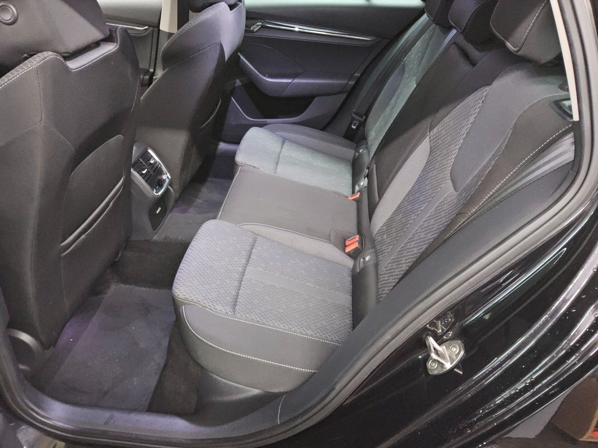 Skoda Octavia Kombi 2.0 TDI Style Navi LED vc ACC HuD 13