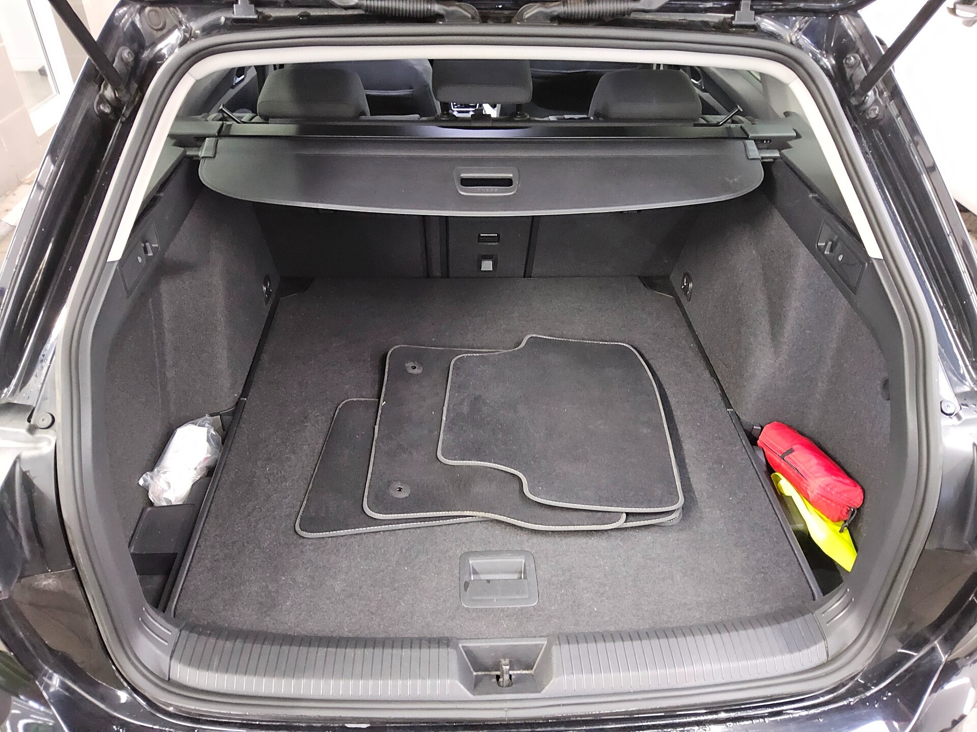 Volkswagen Golf-8 Var. 2.0 TDI Style Navi LED DC ACC PDC 12