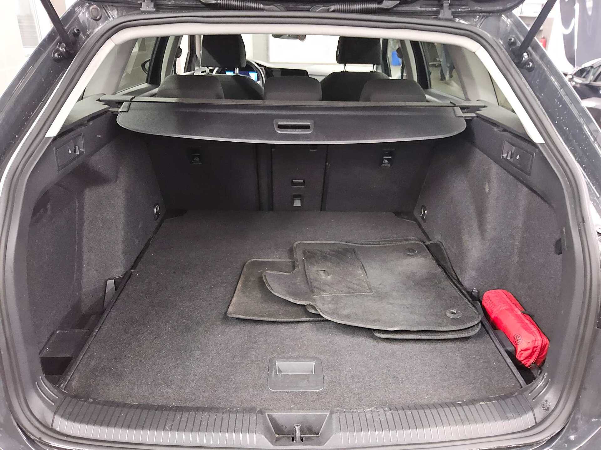 Volkswagen Golf-8 Var. 2.0 TDI Life Navi LED DC ACC PDC Shz 12