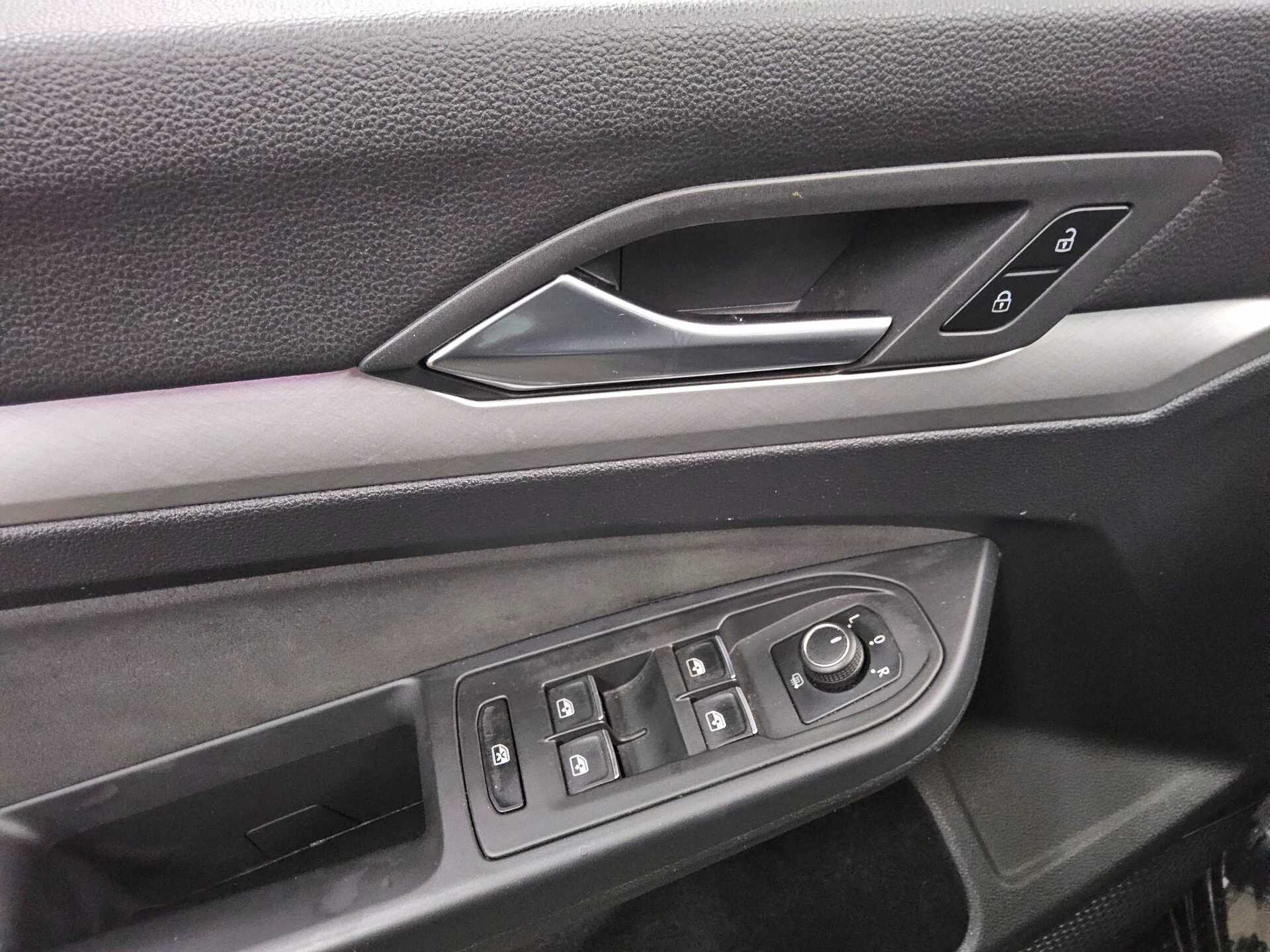 Volkswagen Golf-8 Var. 2.0 TDI Life Navi LED DC ACC PDC Shz 10